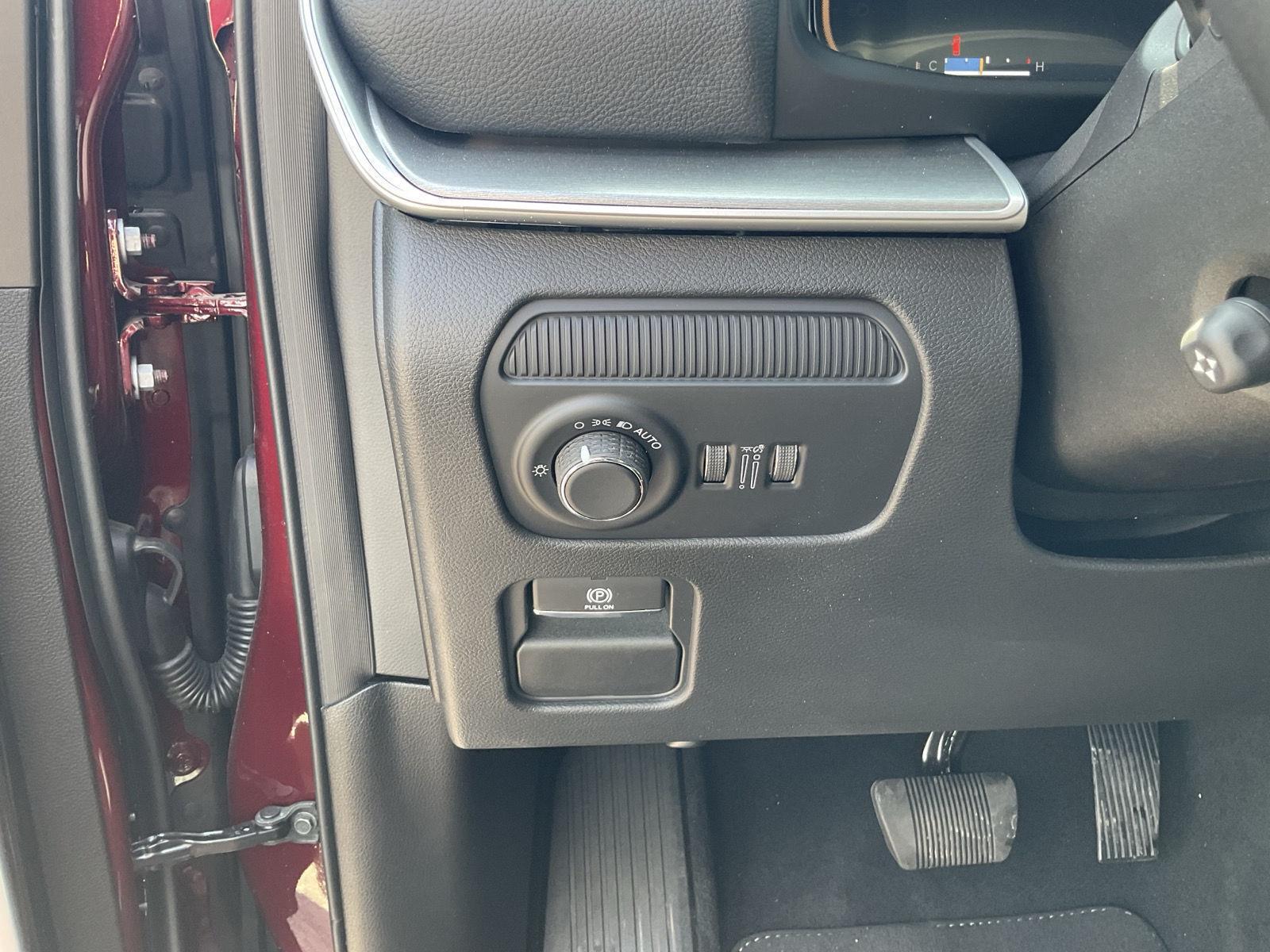 Vehicle photo 12