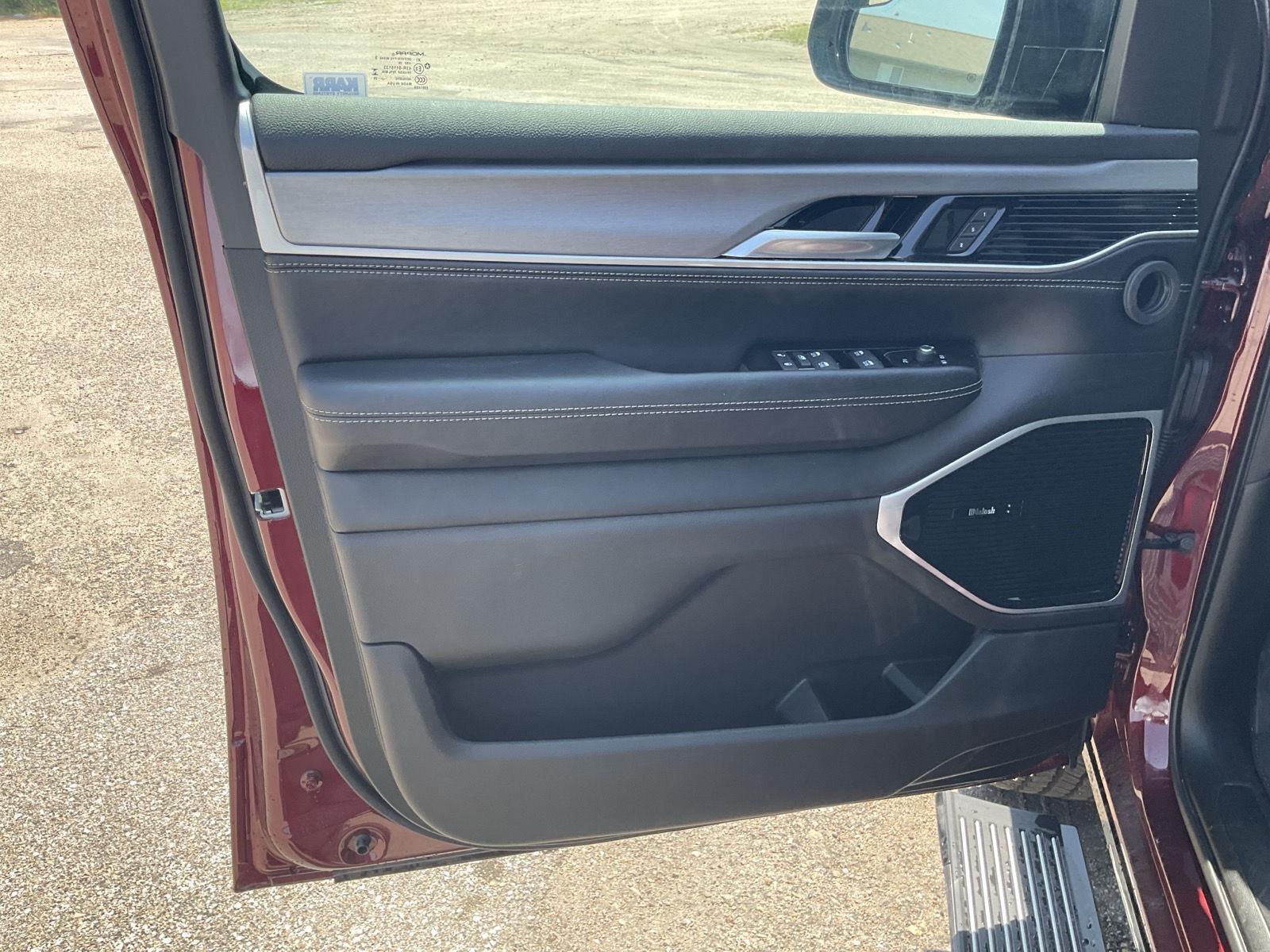 Vehicle photo 13