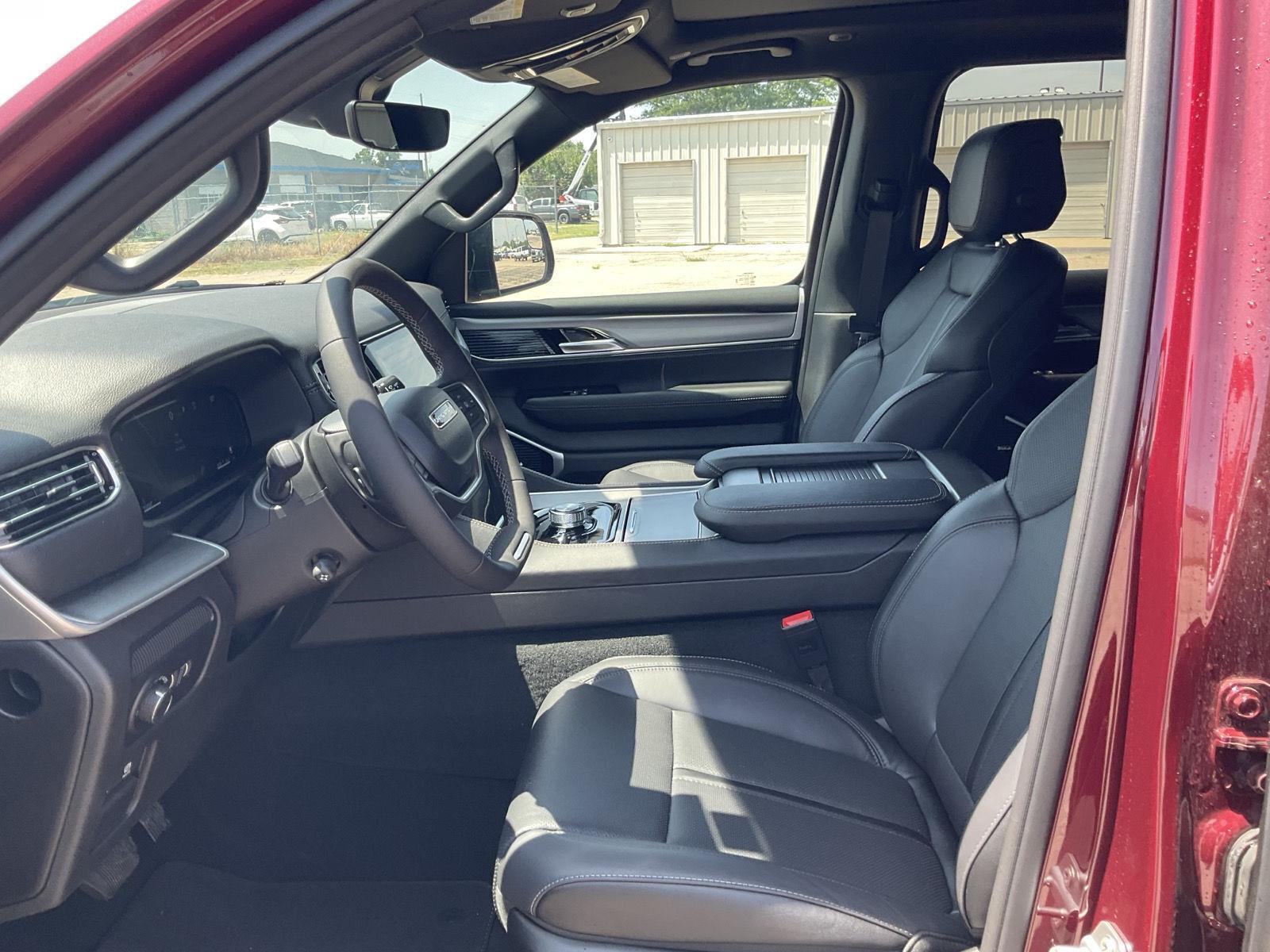 Vehicle photo 14