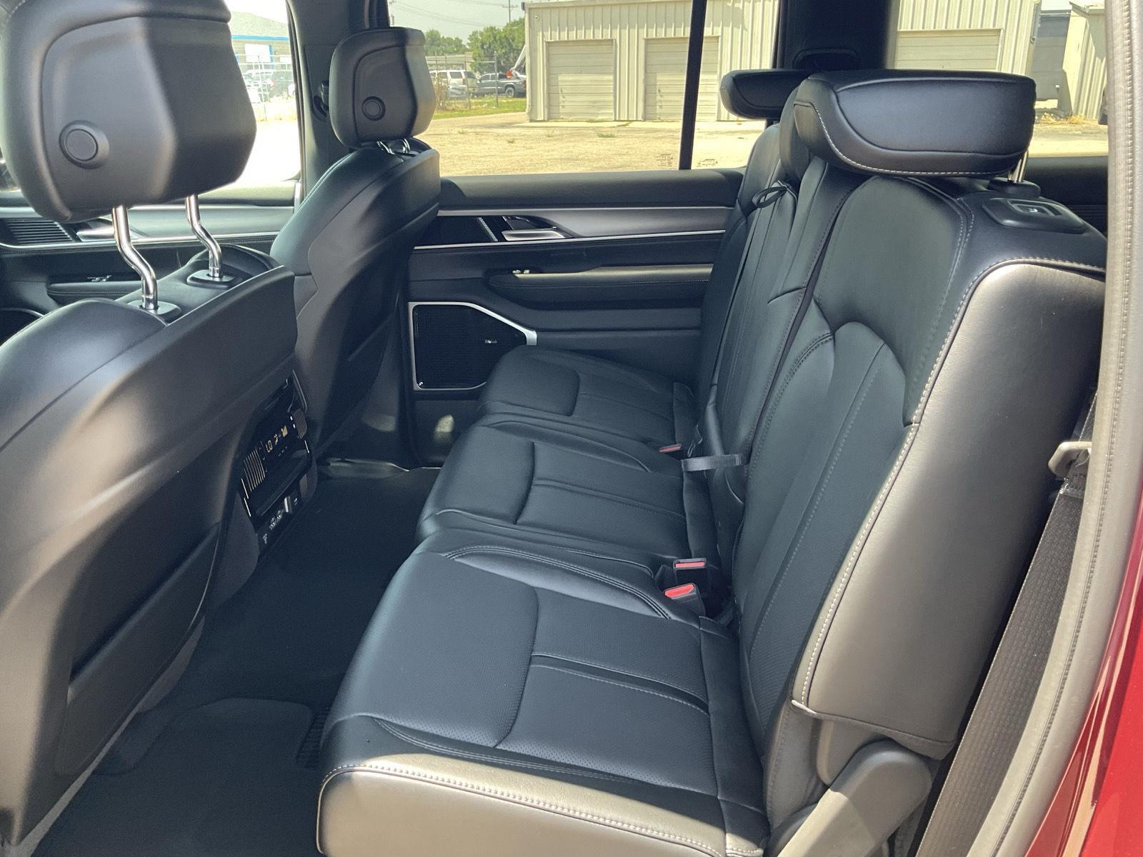 Vehicle photo 17