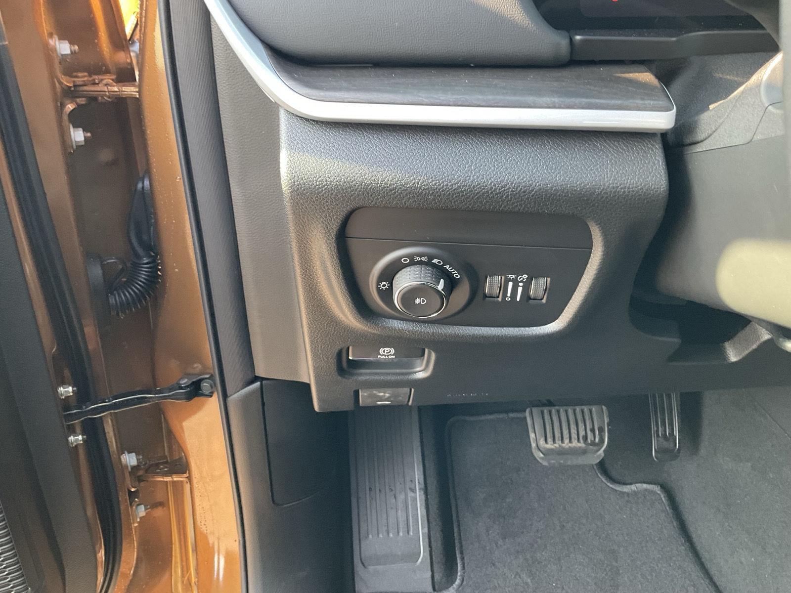 Vehicle photo 12