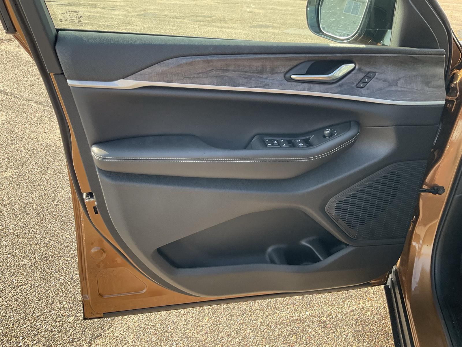 Vehicle photo 17