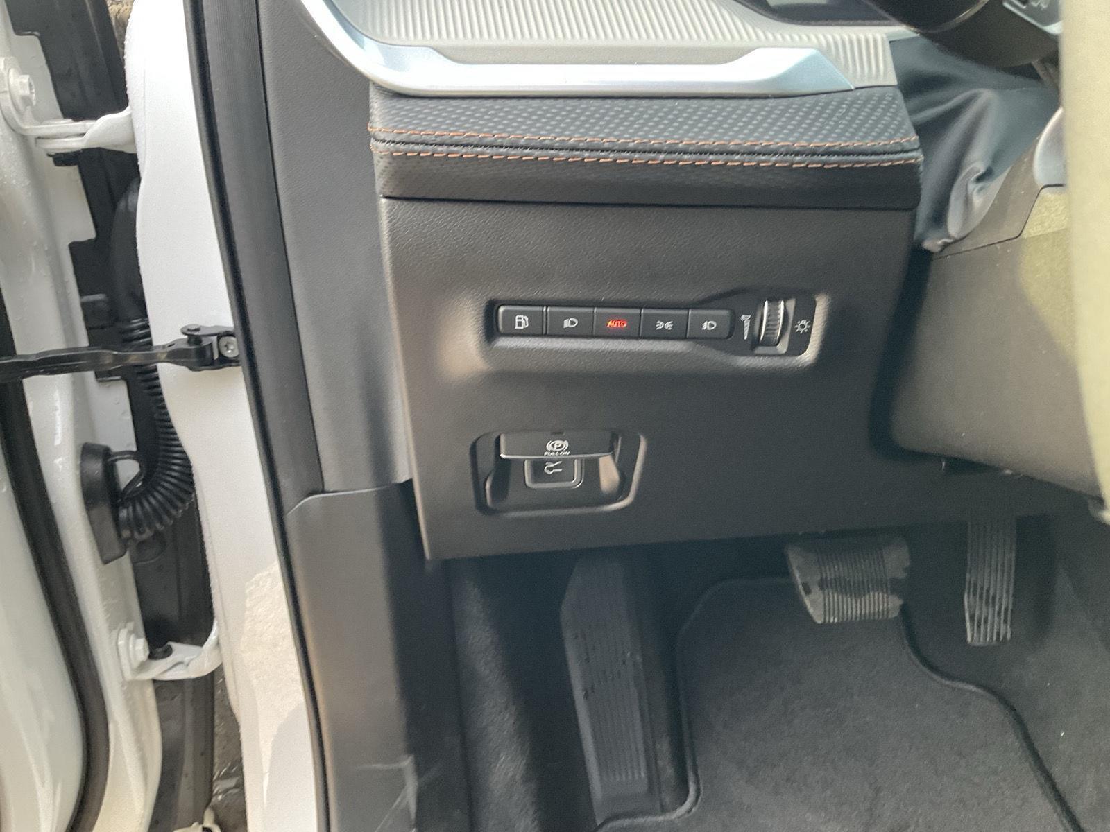 Vehicle photo 12