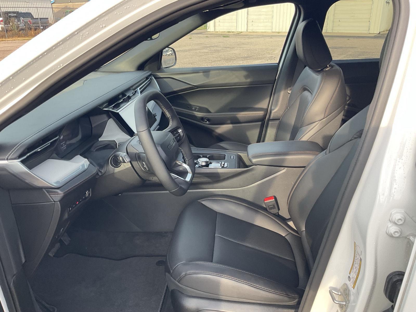 Vehicle photo 14