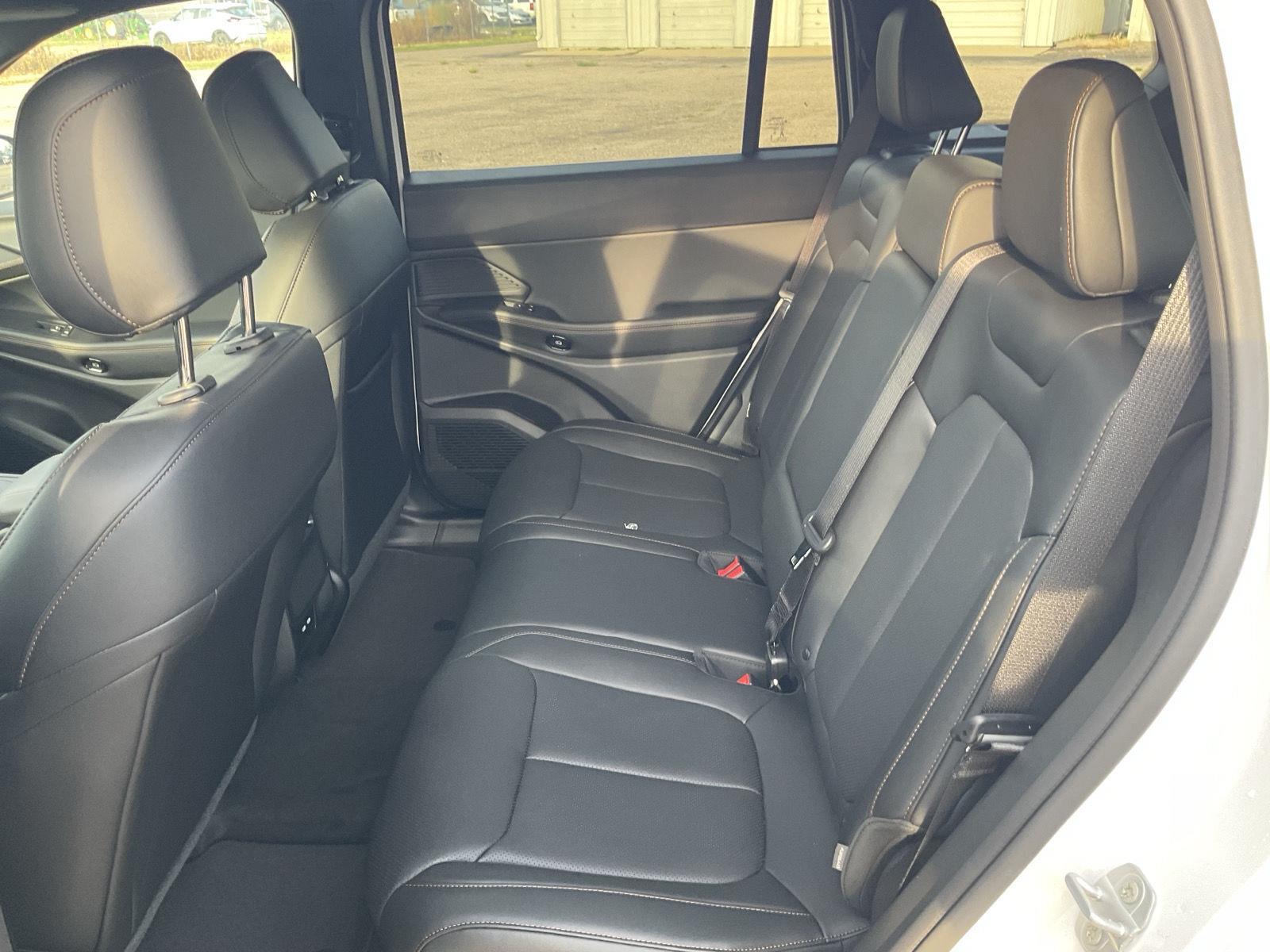 Vehicle photo 17