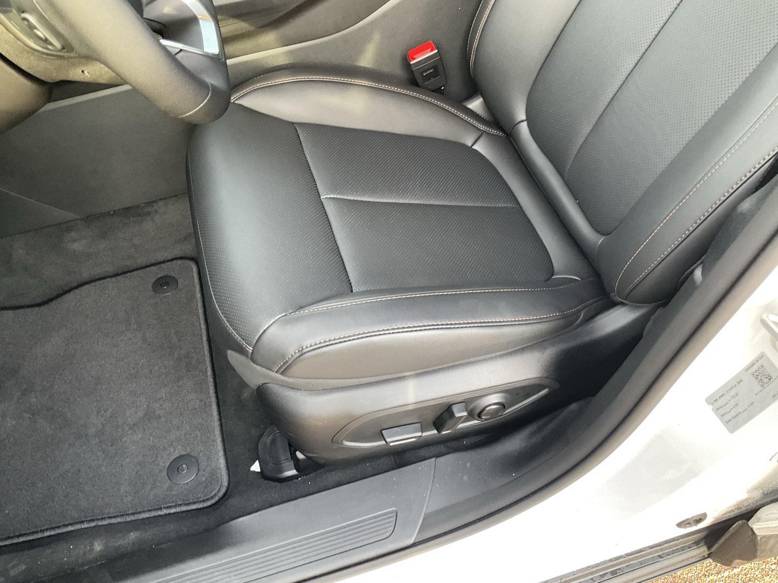 Vehicle photo 18