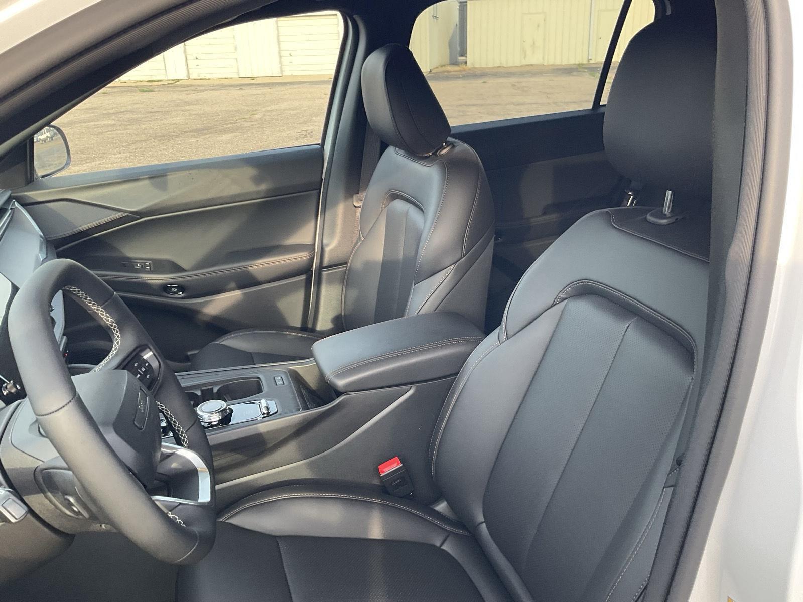 Vehicle photo 19