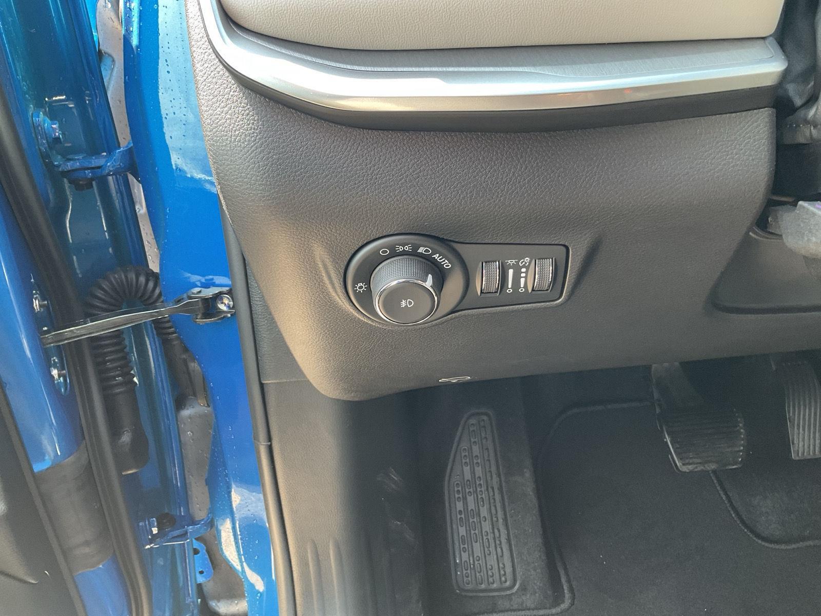 Vehicle photo 12