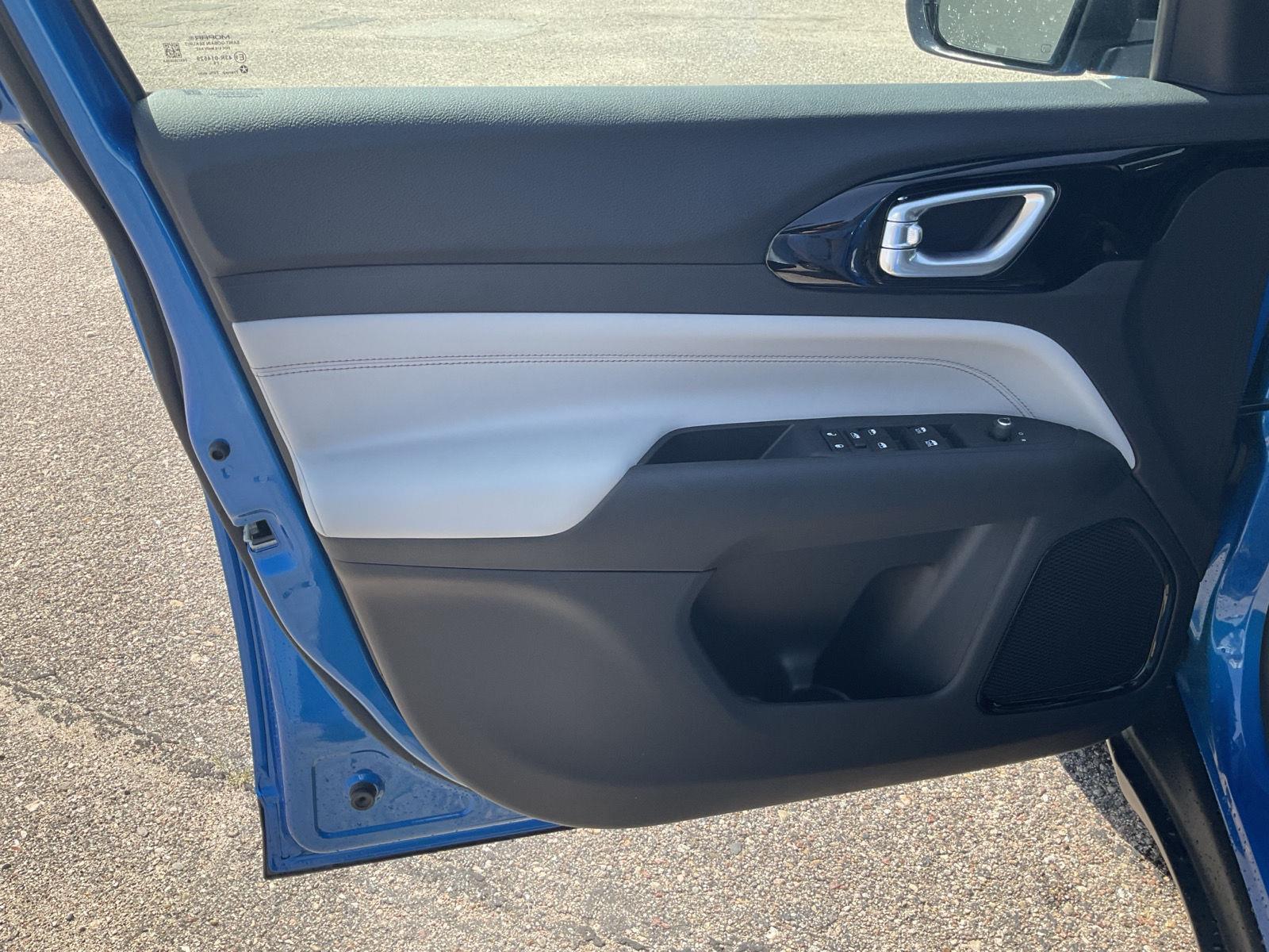 Vehicle photo 13