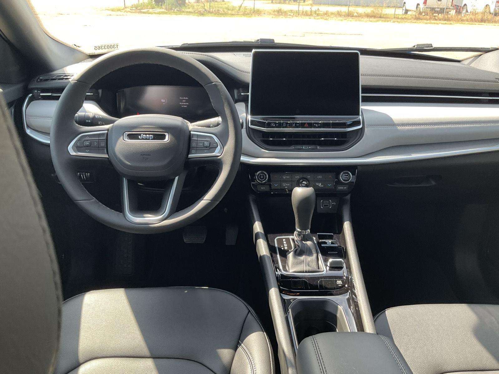 Vehicle photo 14