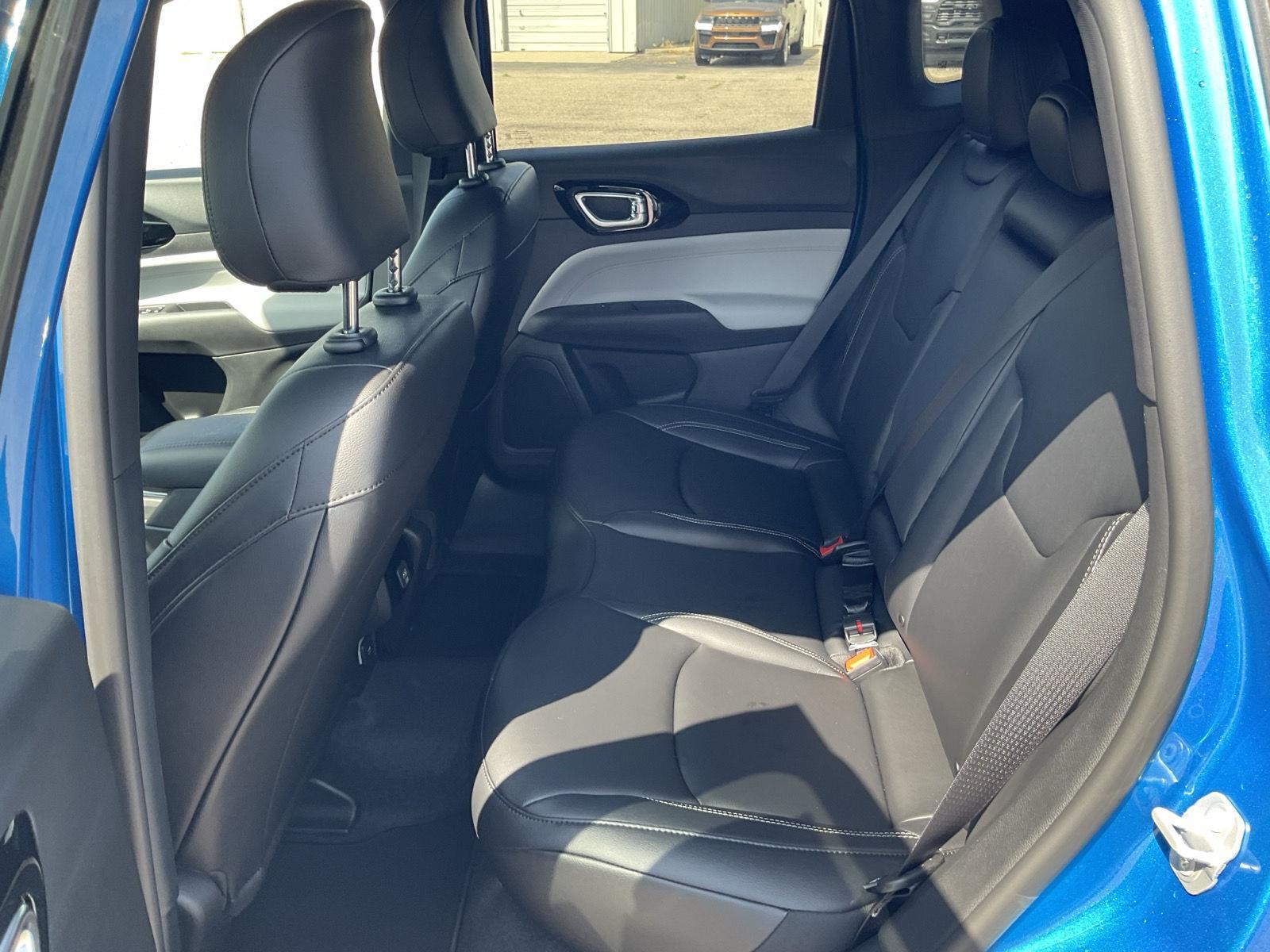 Vehicle photo 15