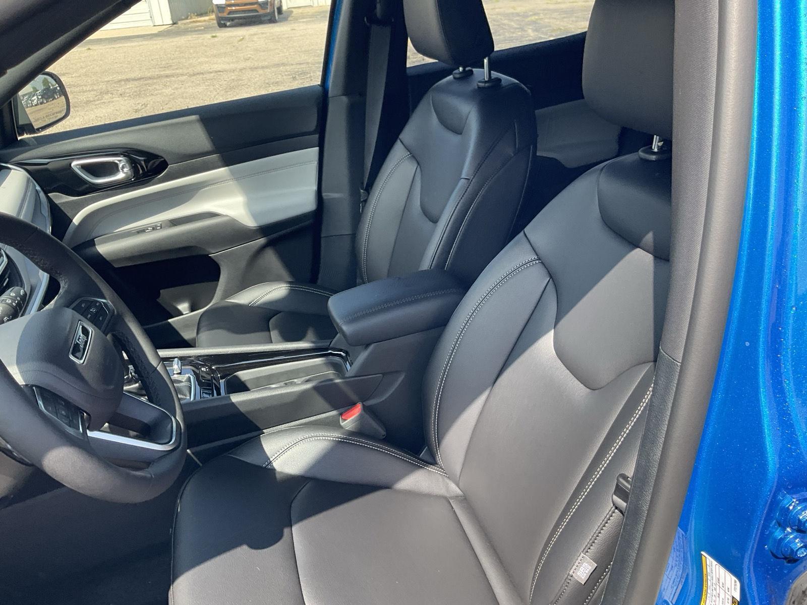 Vehicle photo 17