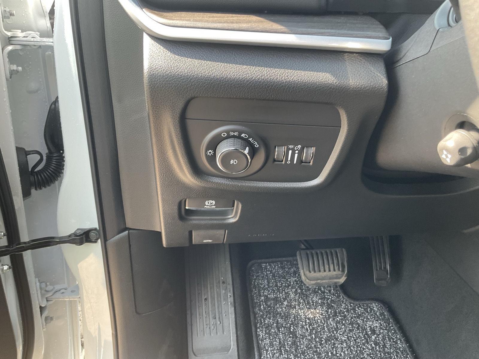 Vehicle photo 12
