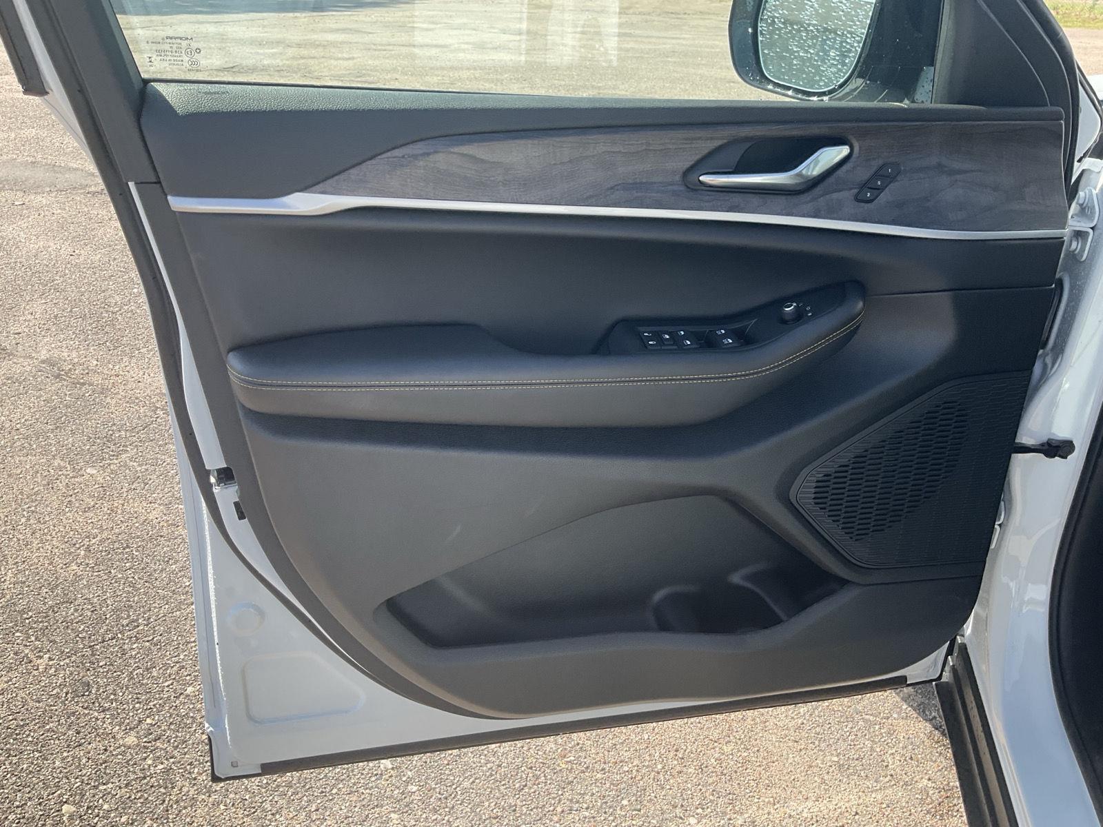 Vehicle photo 13