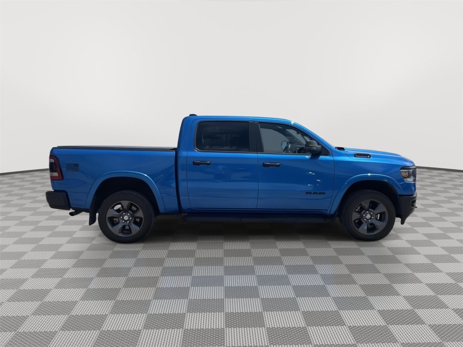 Vehicle photo 7