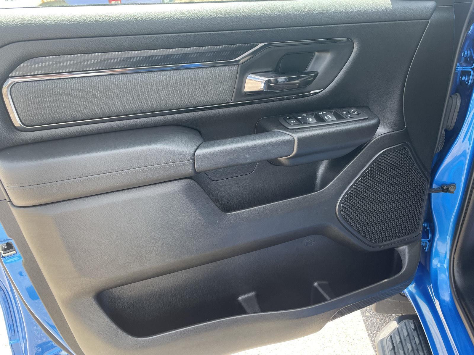 Vehicle photo 12