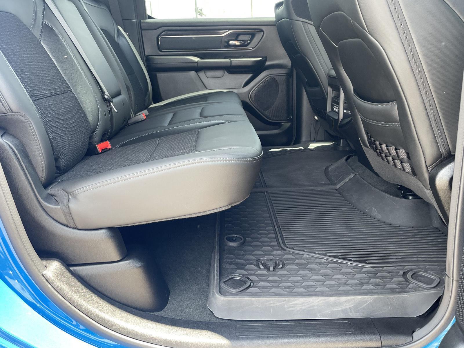 Vehicle photo 19