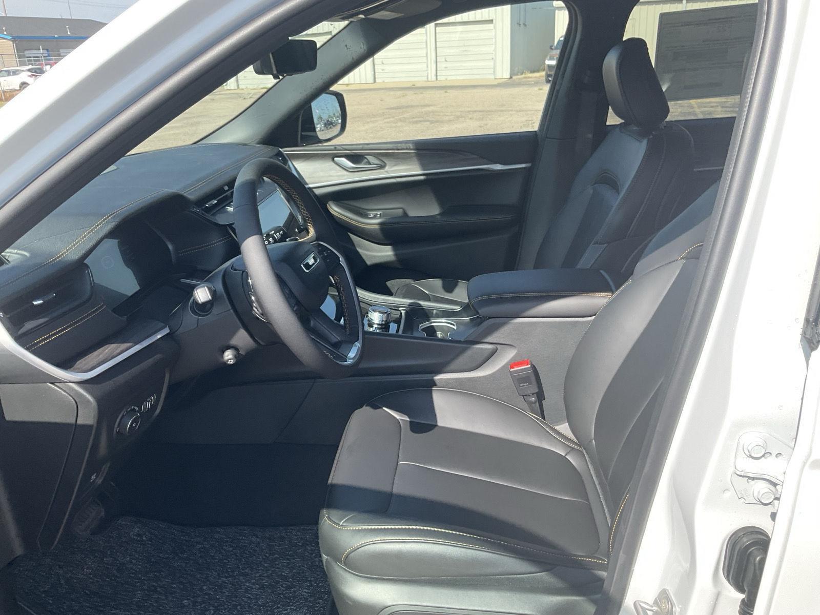Vehicle photo 14