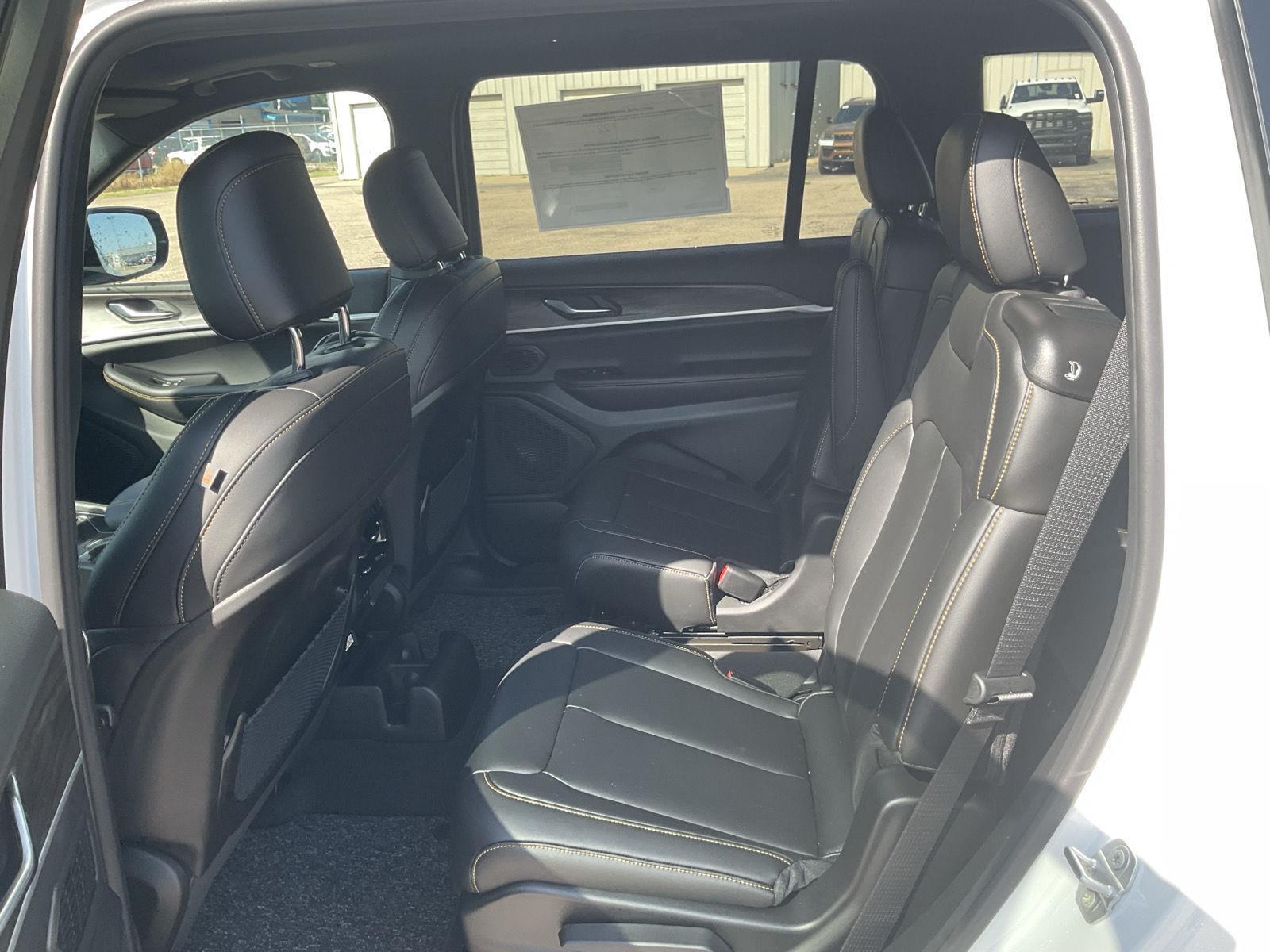 Vehicle photo 17