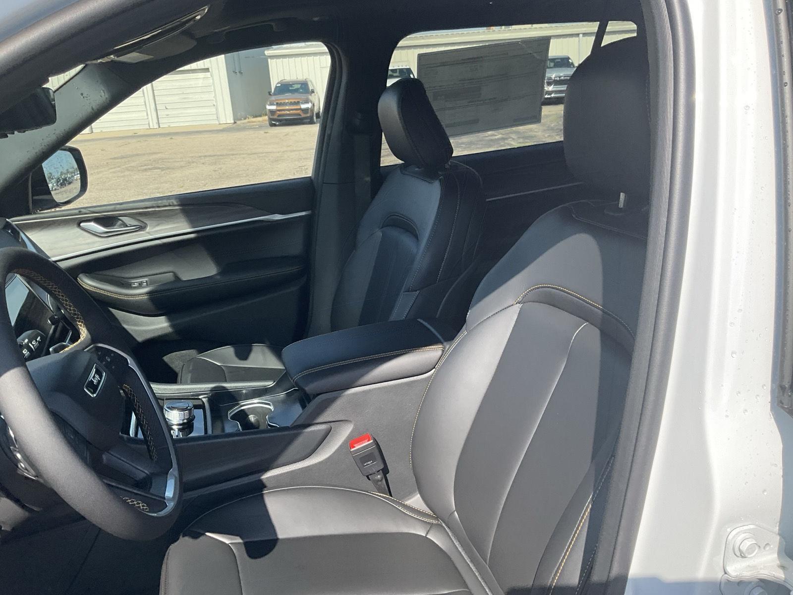 Vehicle photo 19