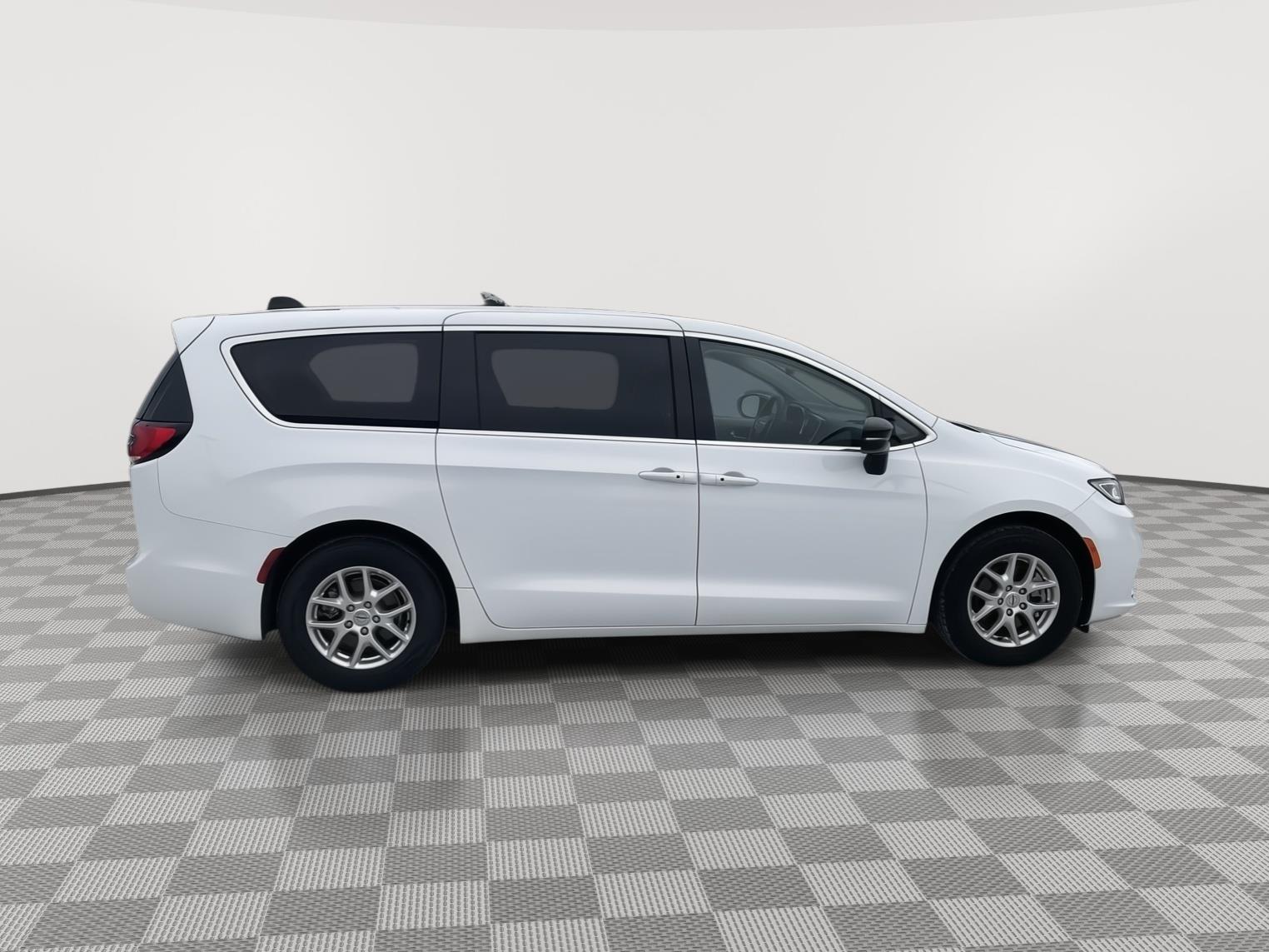 Vehicle photo 7