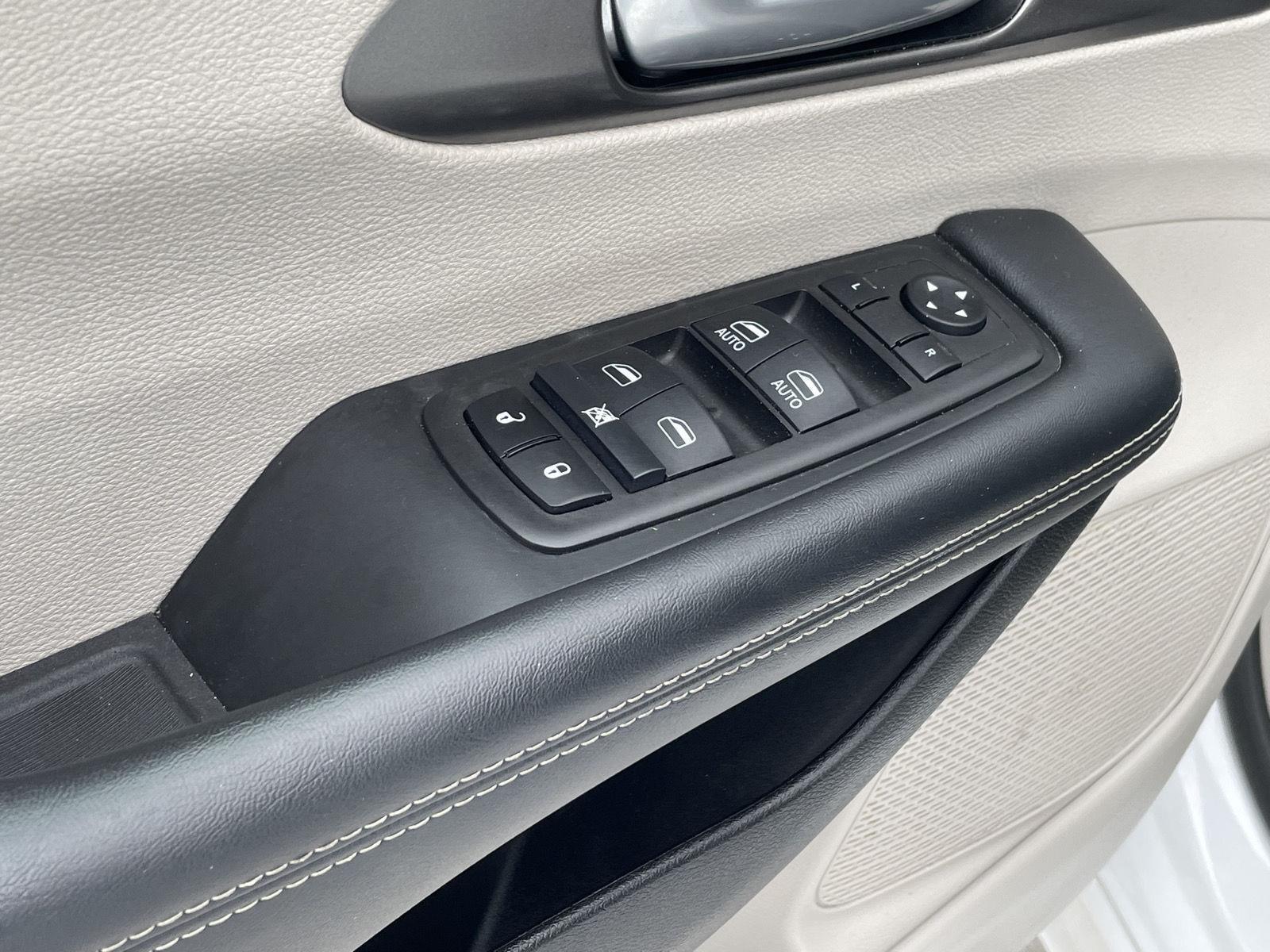 Vehicle photo 12