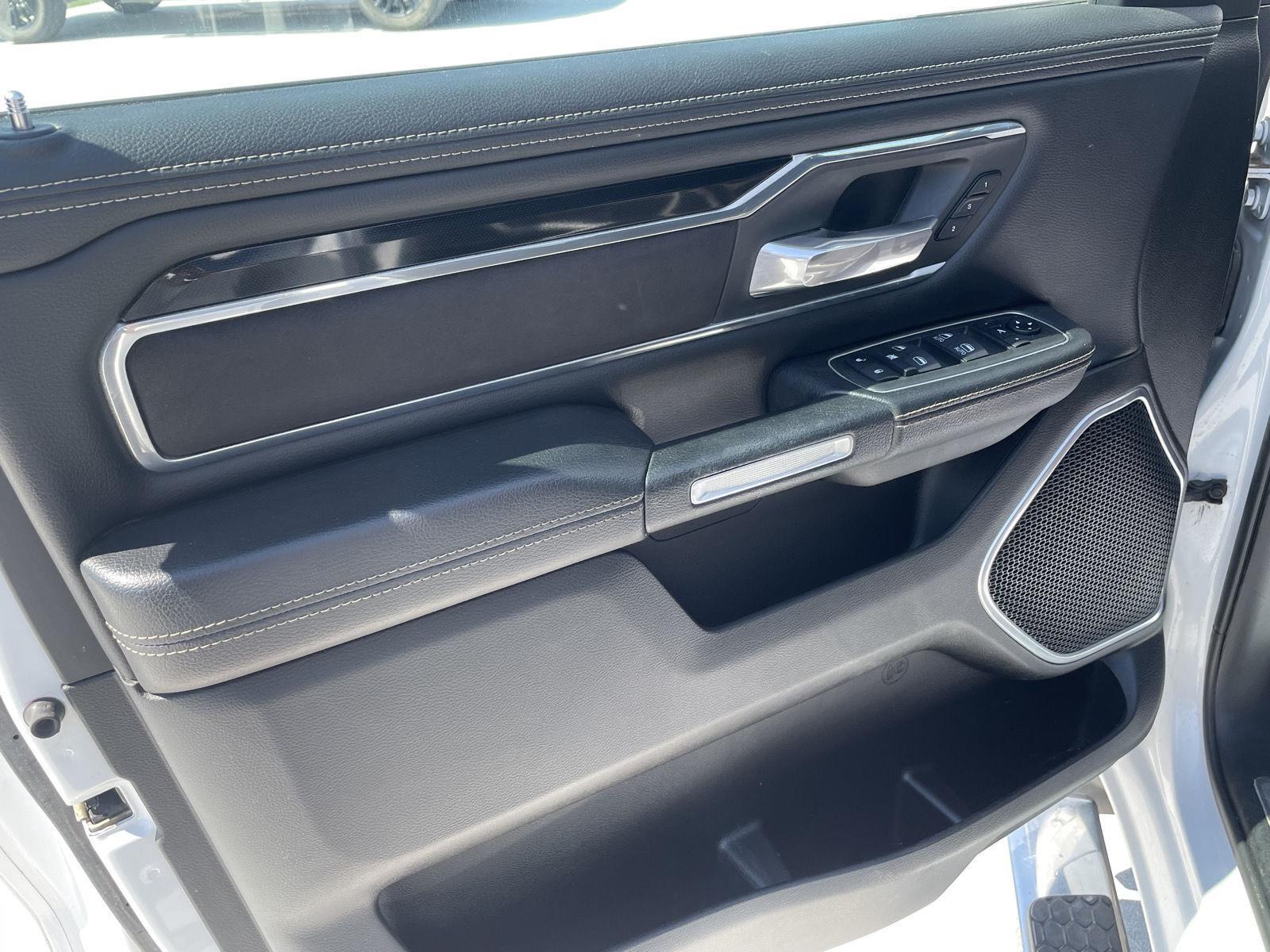 Vehicle photo 12