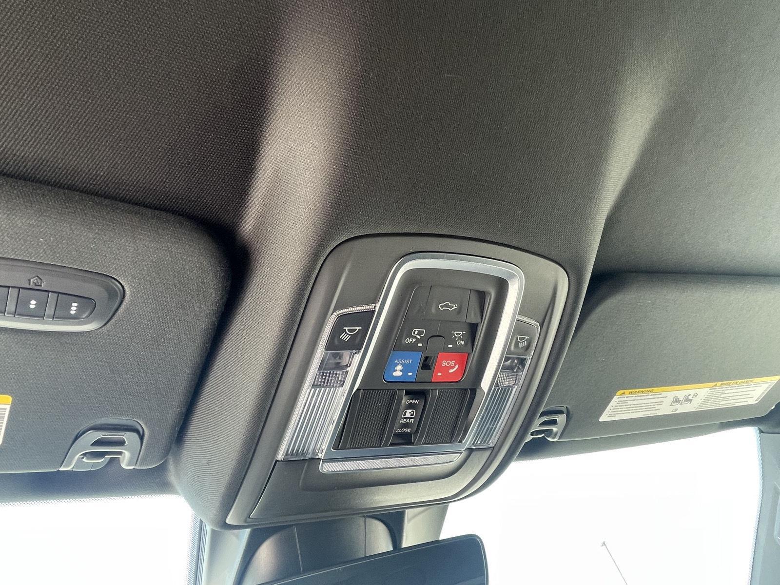 Vehicle photo 17