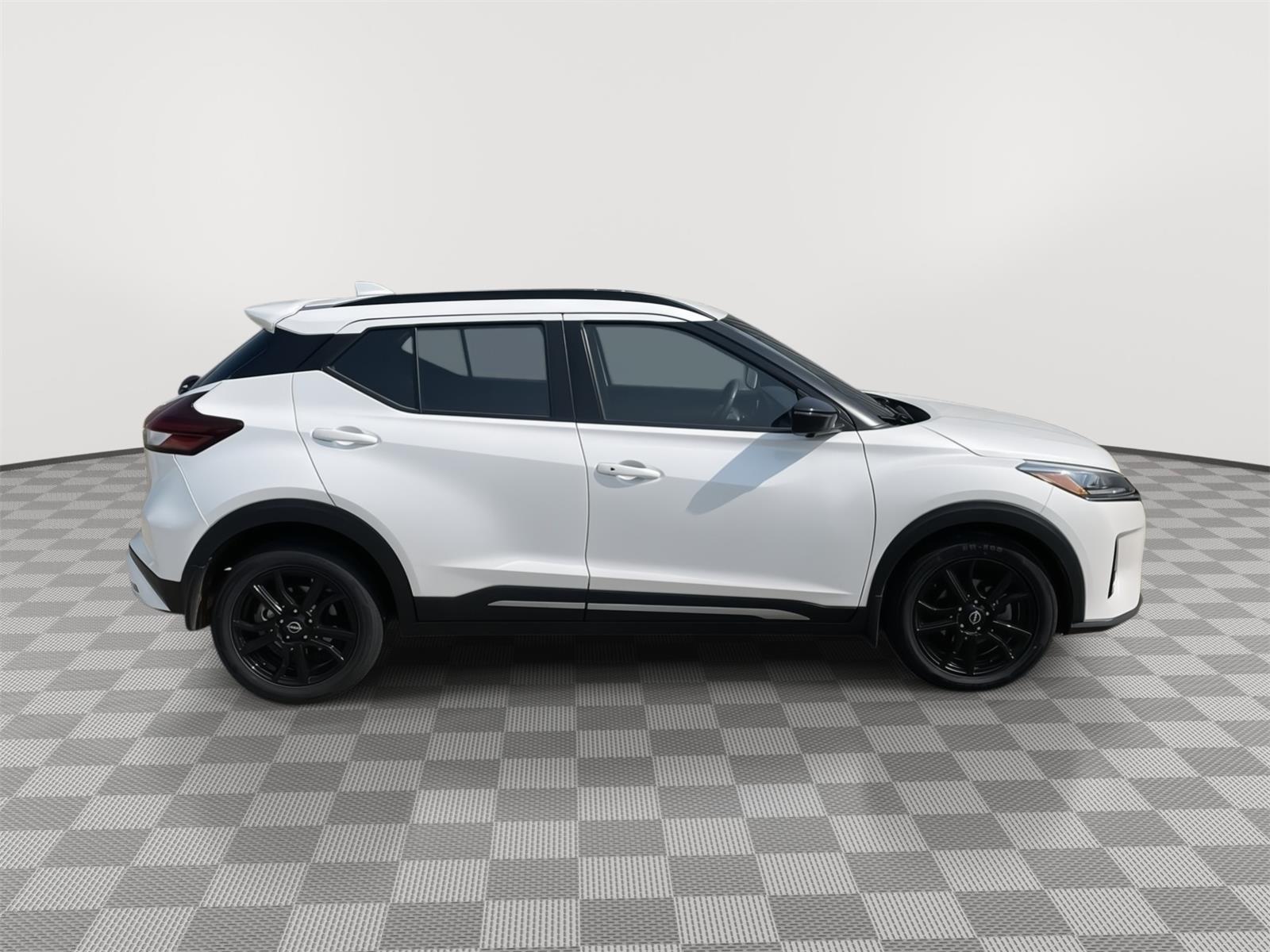 Vehicle photo 7
