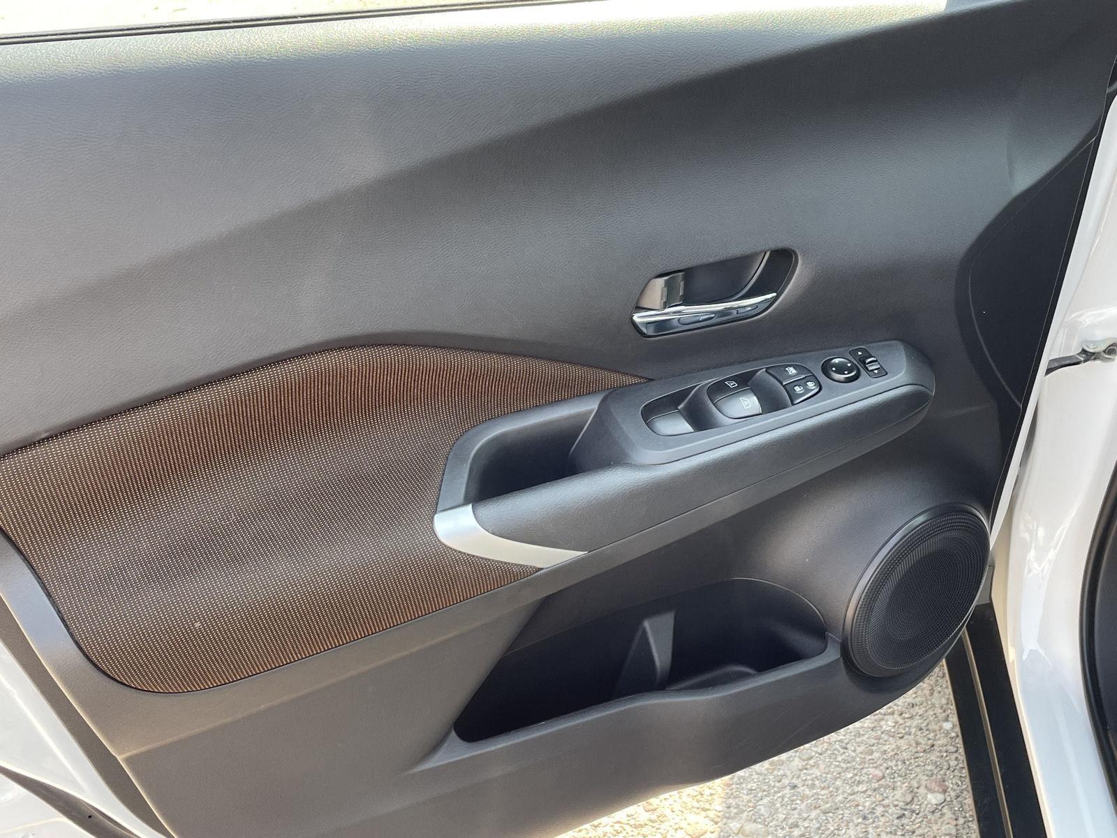 Vehicle photo 12