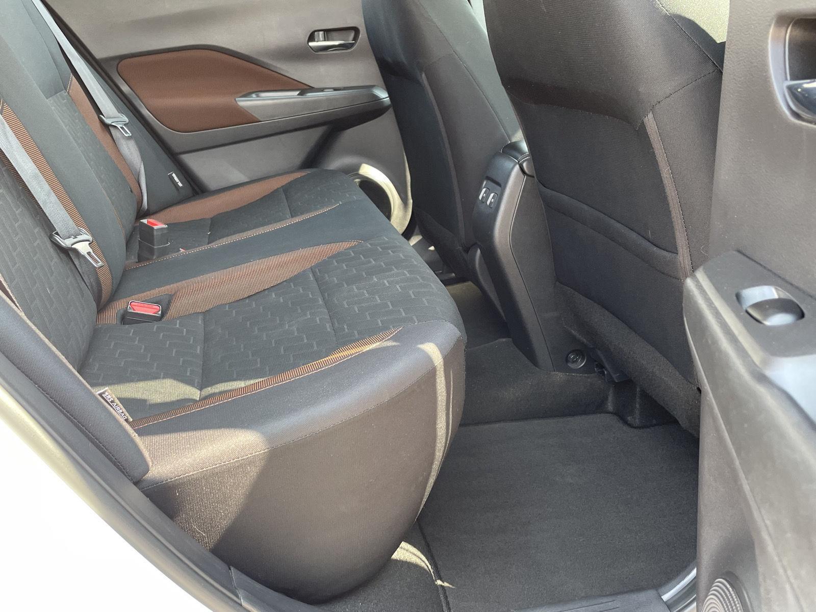Vehicle photo 17