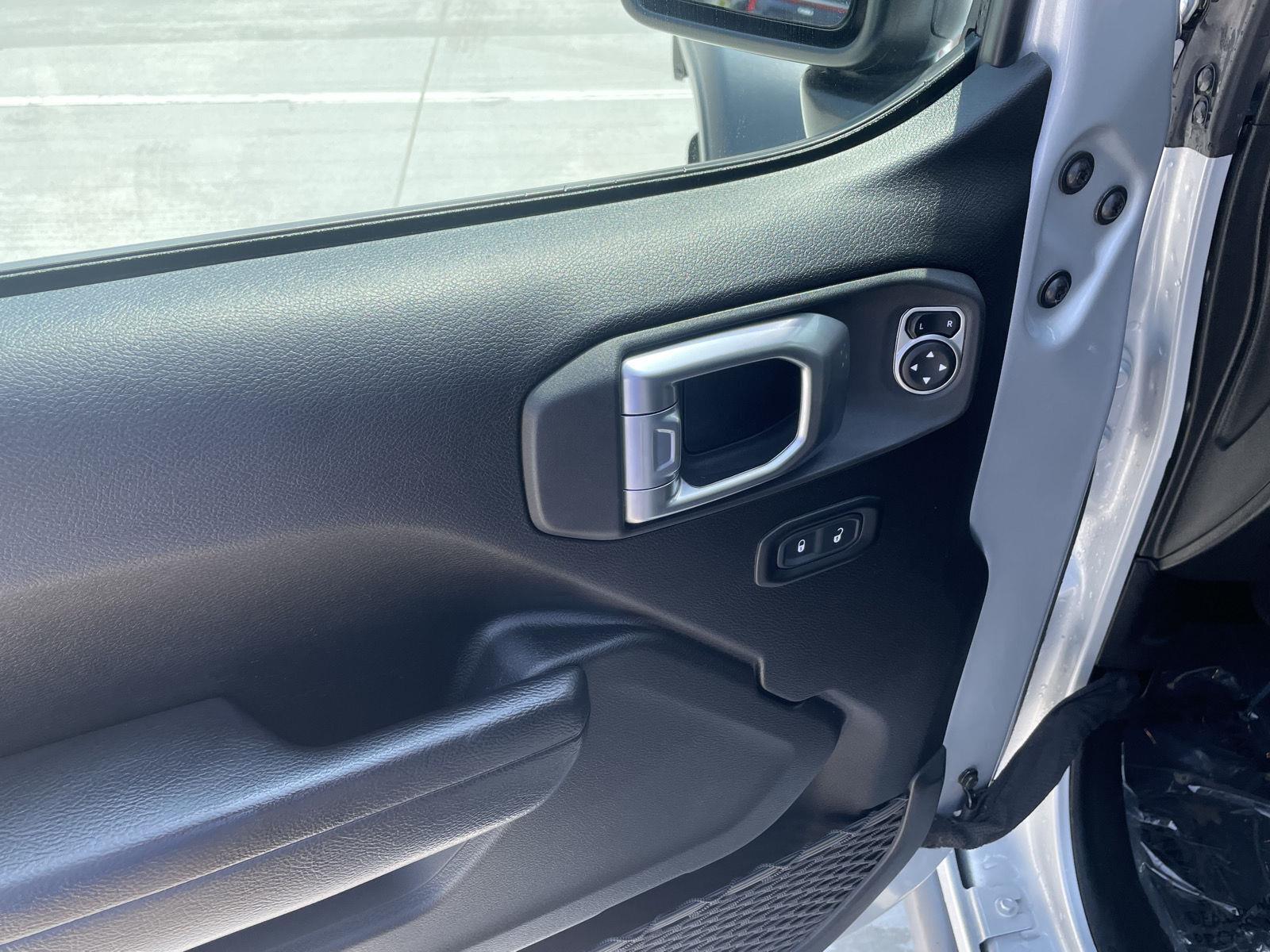 Vehicle photo 13