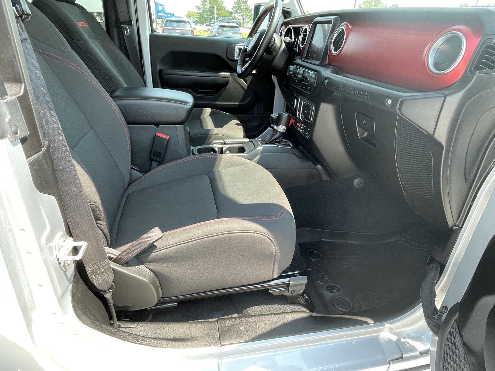 Vehicle photo 17