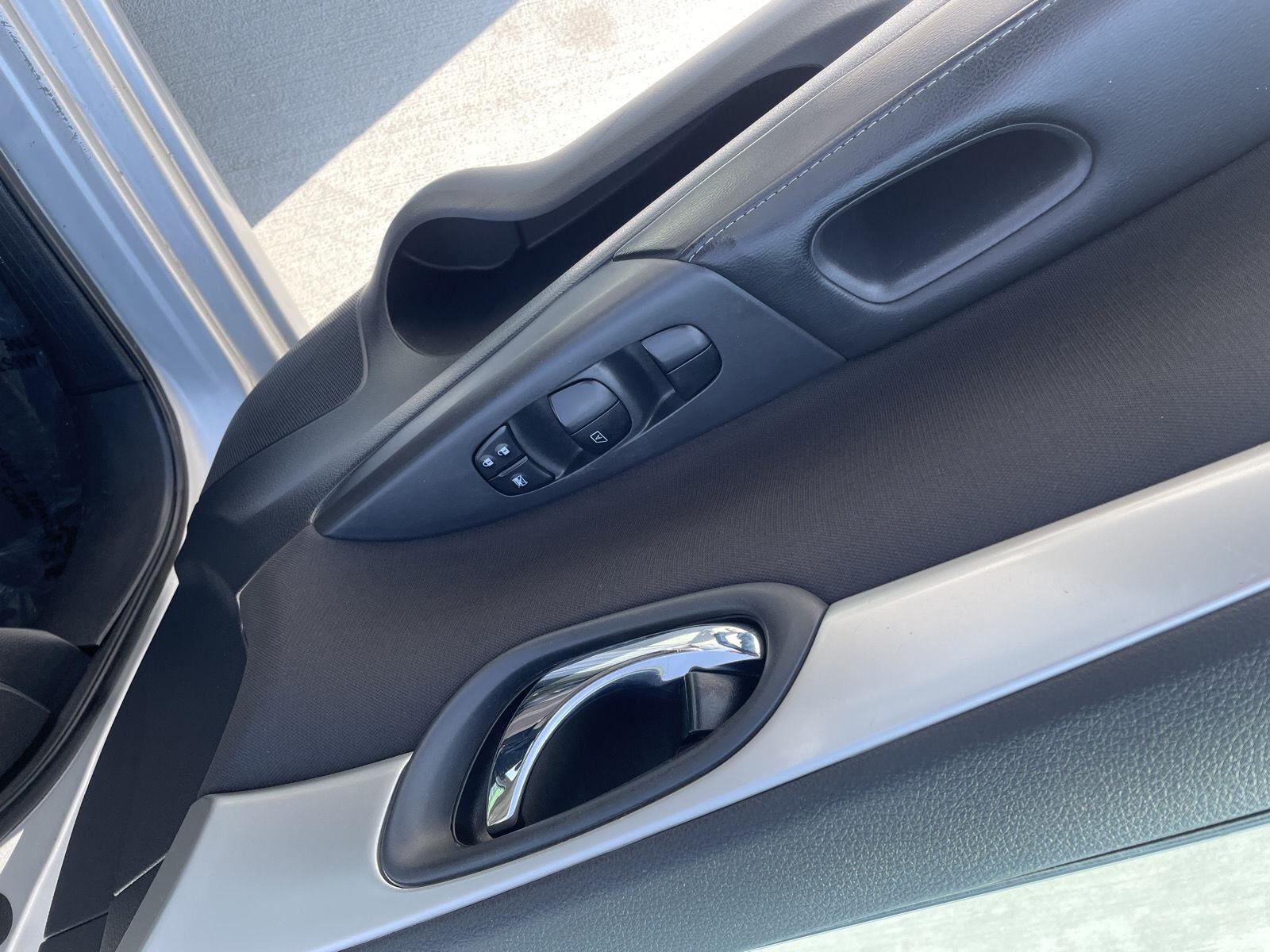 Vehicle photo 12