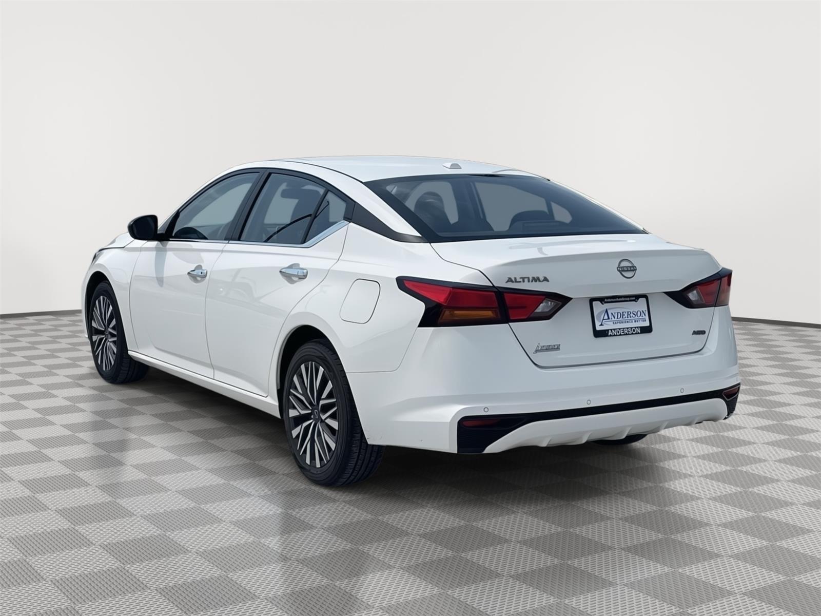 Vehicle photo 4