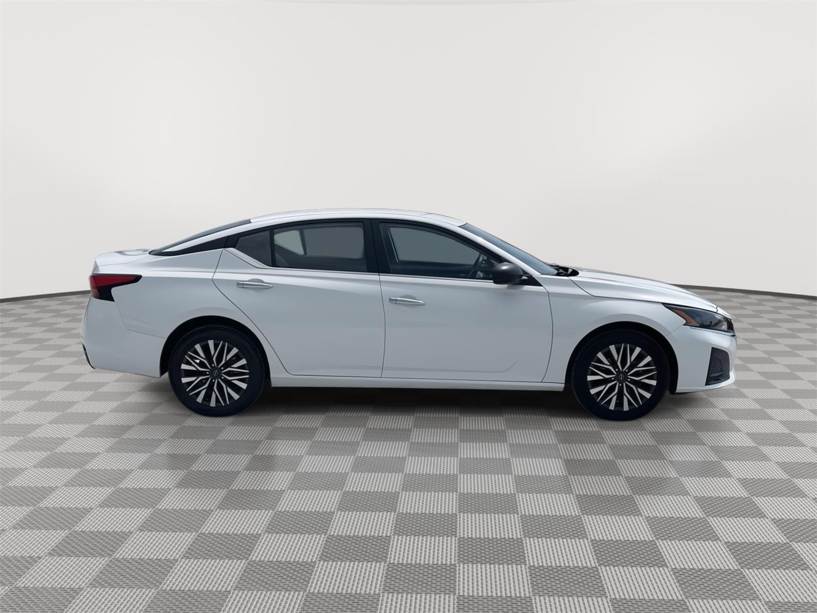 Vehicle photo 7