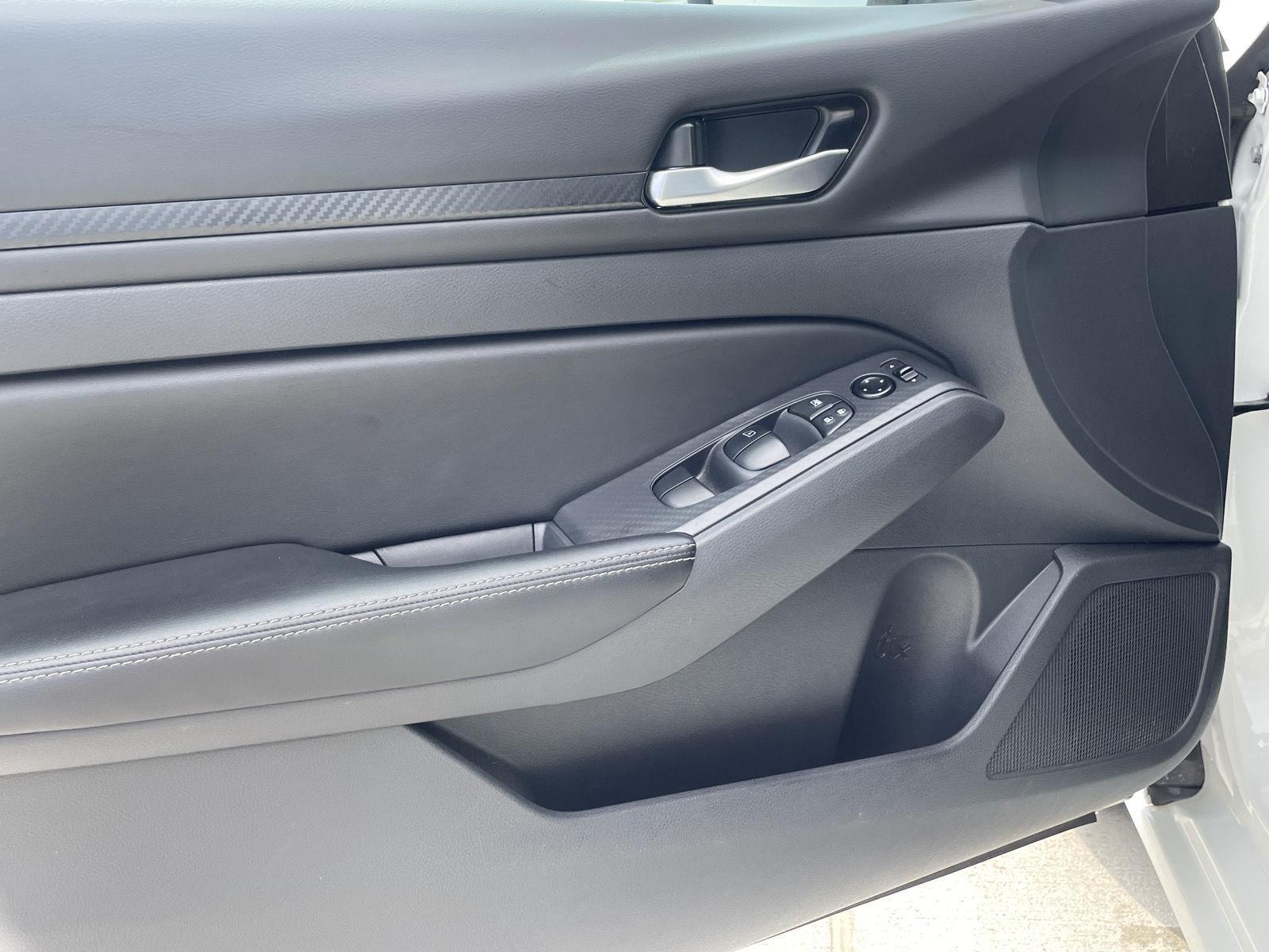 Vehicle photo 12
