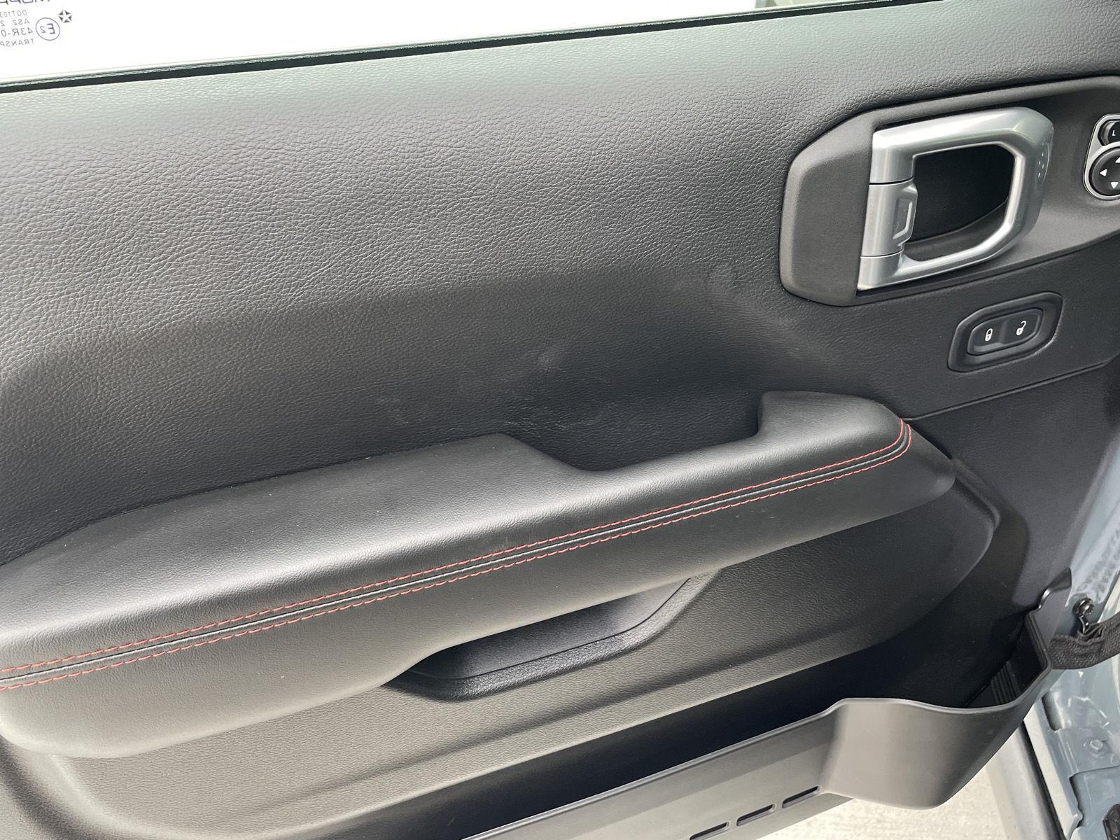 Vehicle photo 12