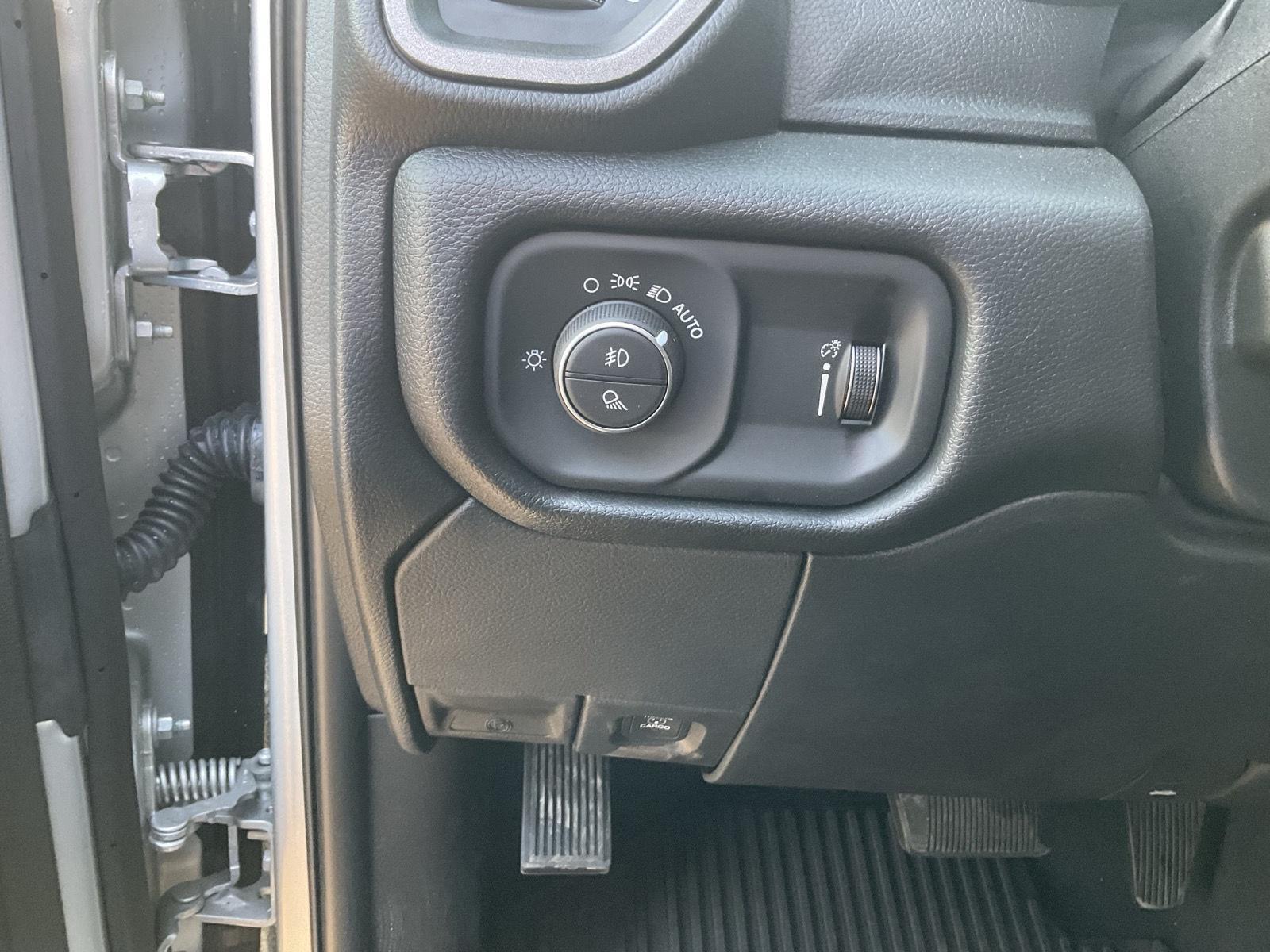 Vehicle photo 12