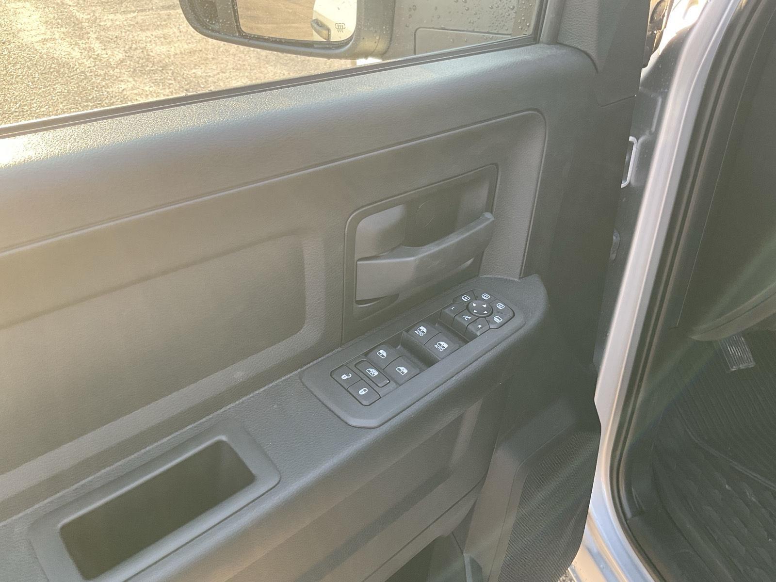 Vehicle photo 13