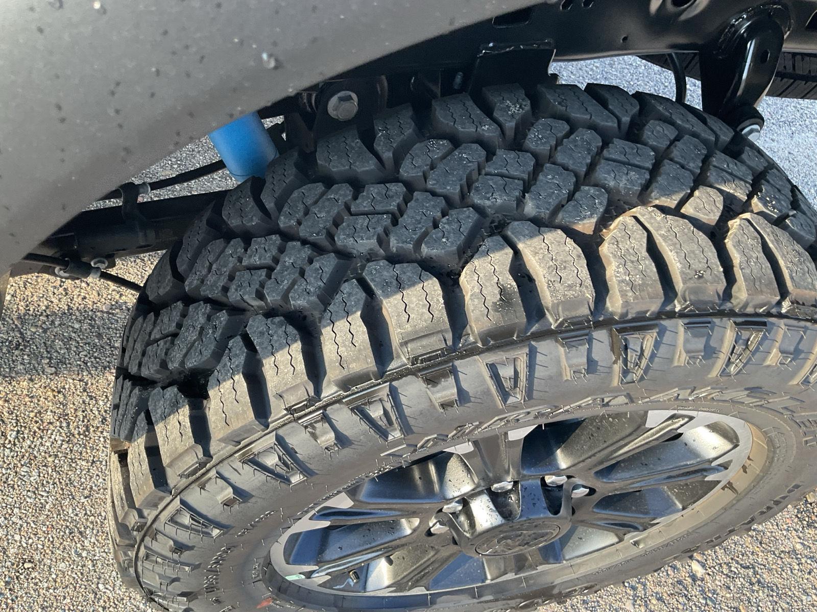 Vehicle photo 21