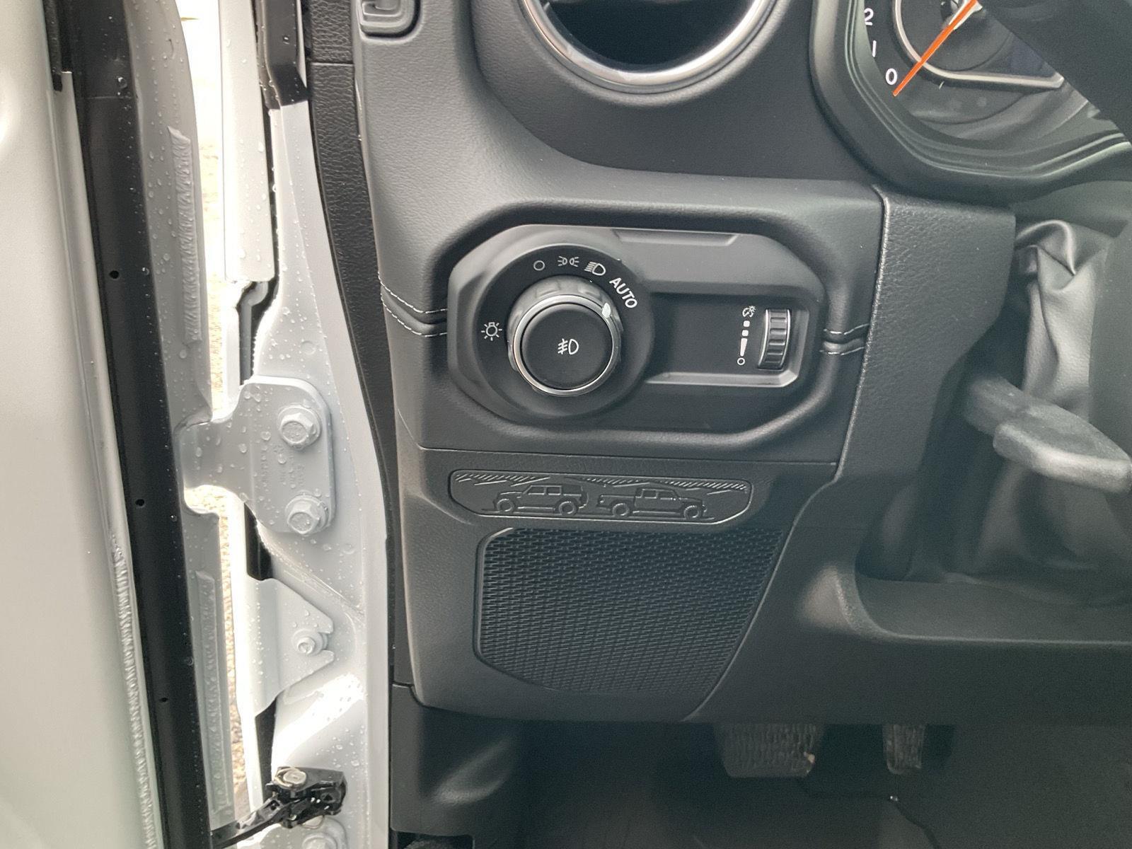 Vehicle photo 12