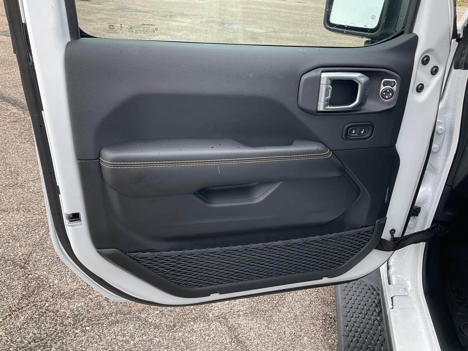 Vehicle photo 13