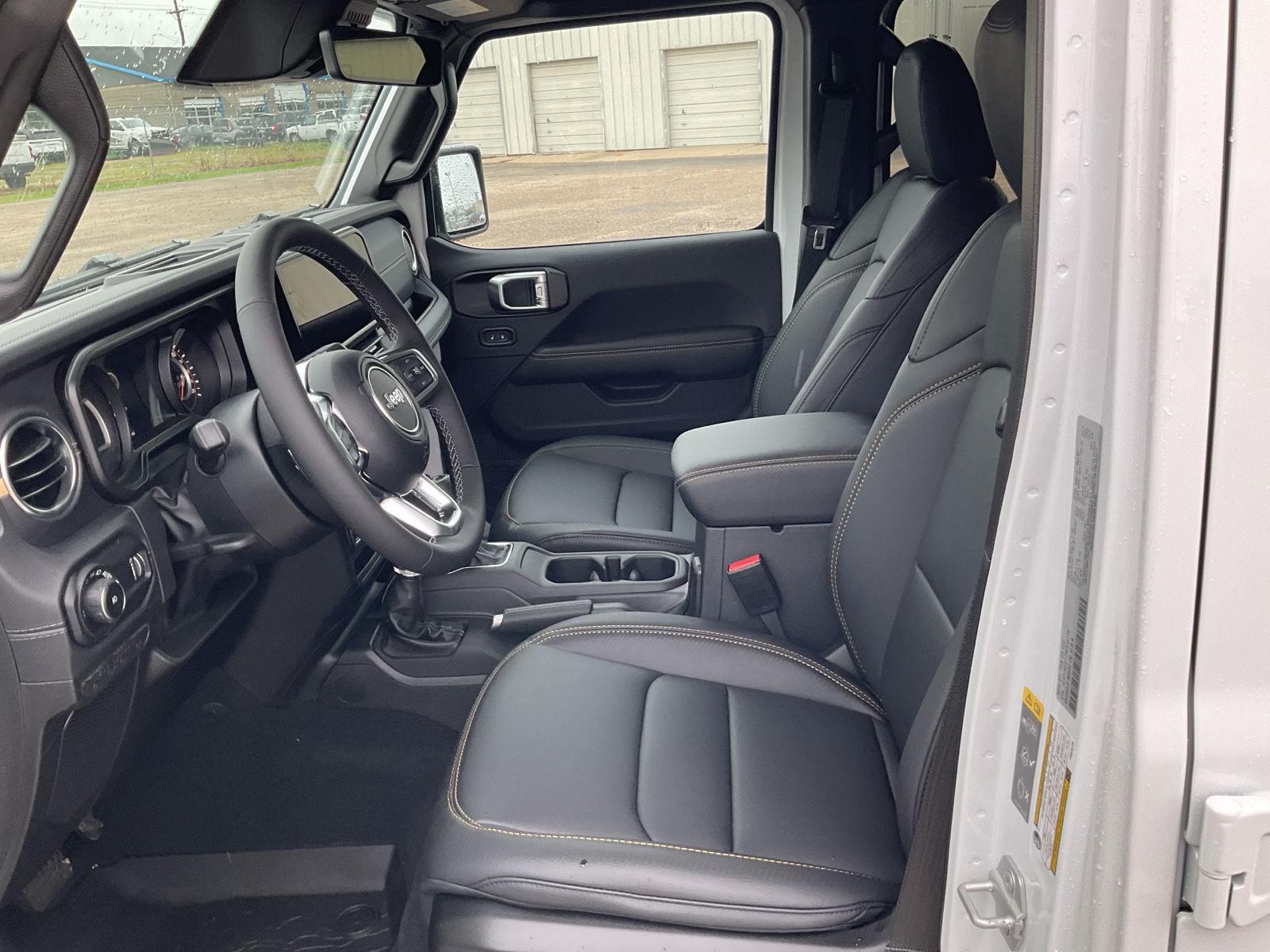 Vehicle photo 14
