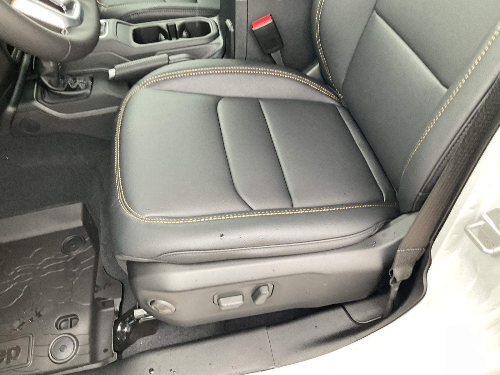 Vehicle photo 16