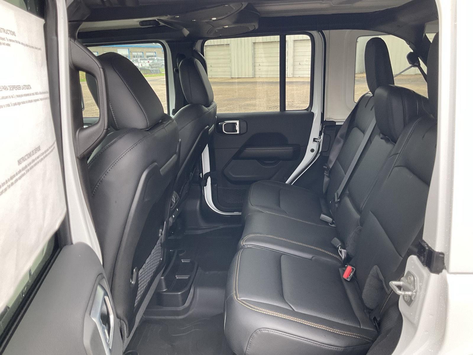 Vehicle photo 17