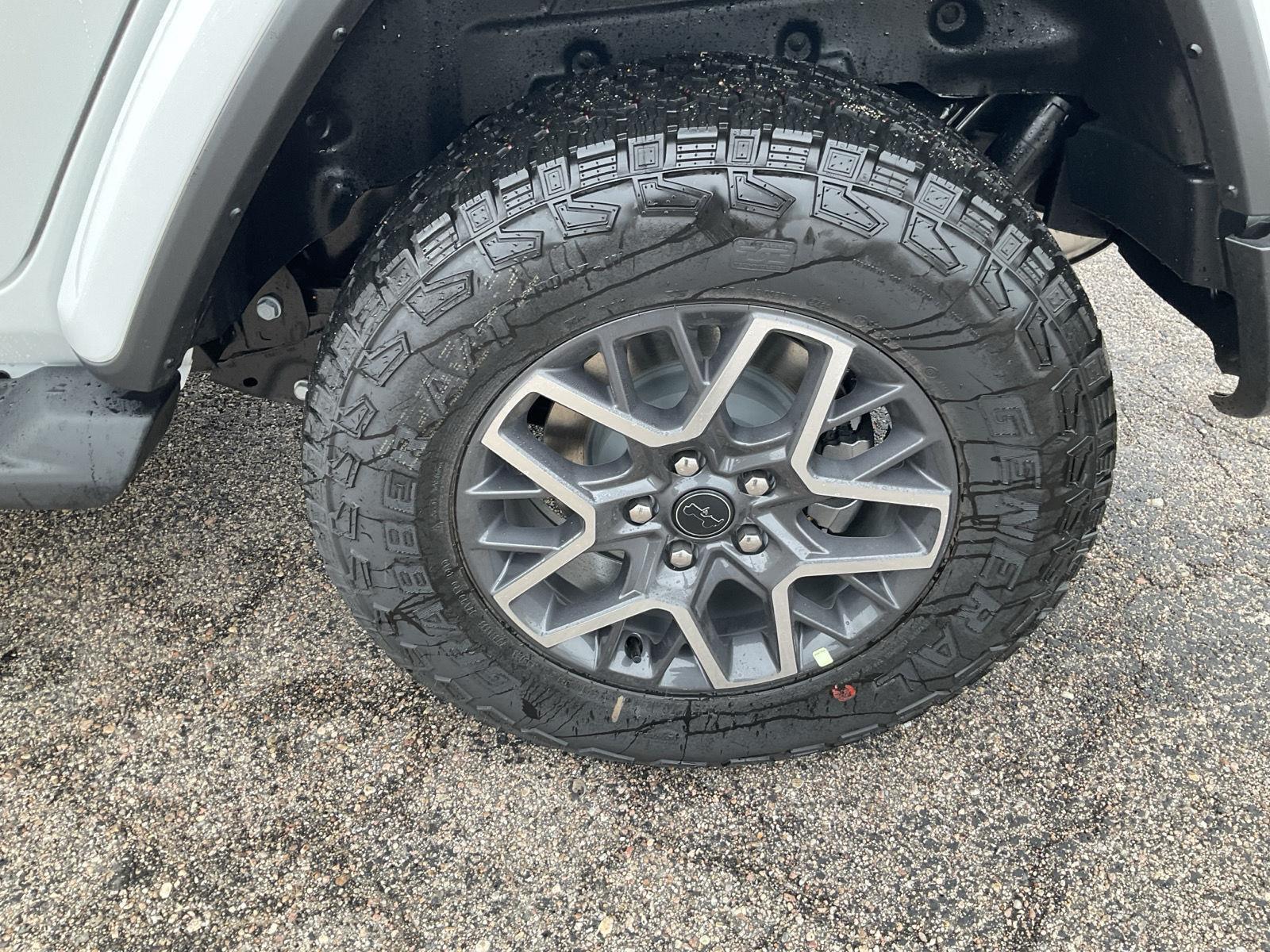 Vehicle photo 19