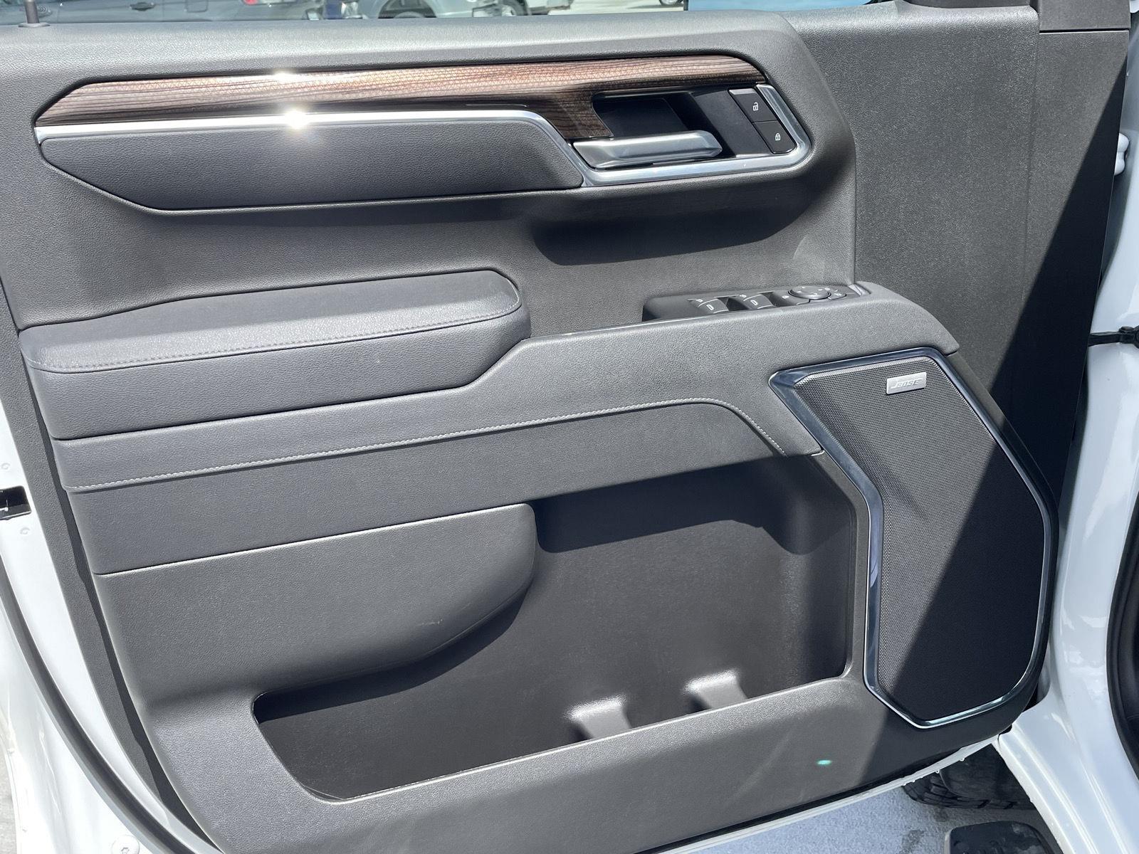 Vehicle photo 12
