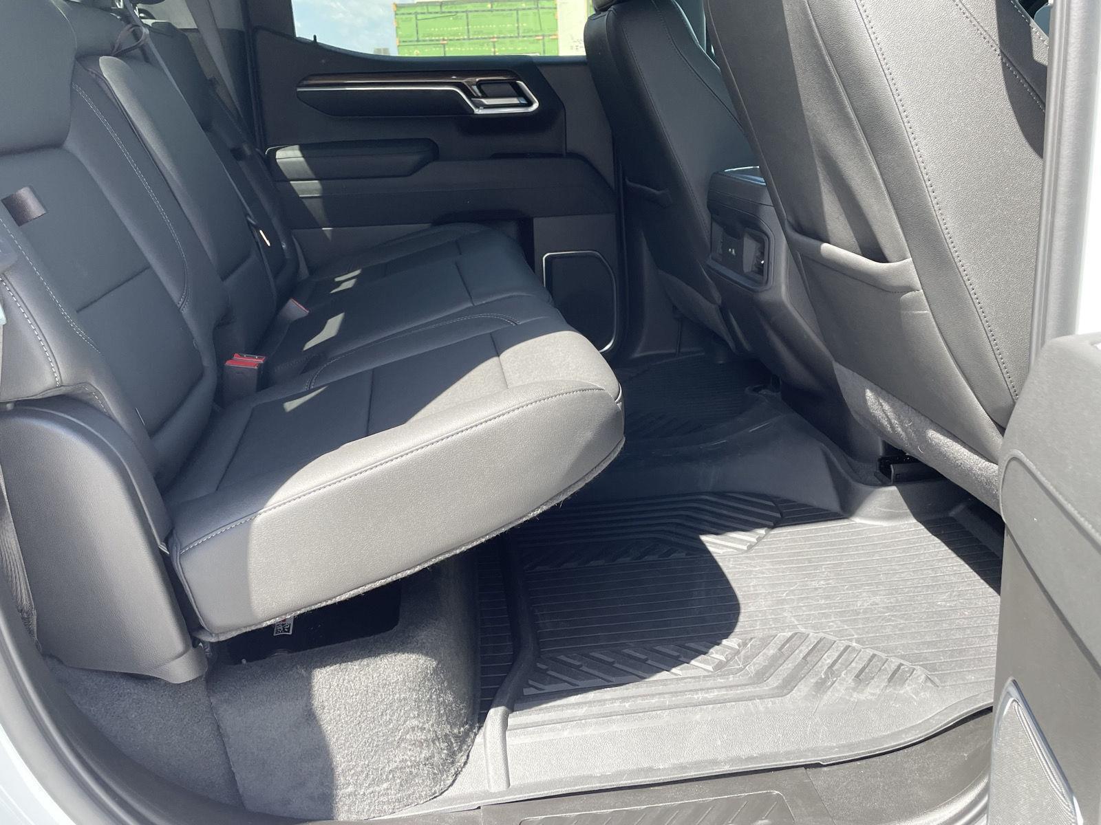 Vehicle photo 18