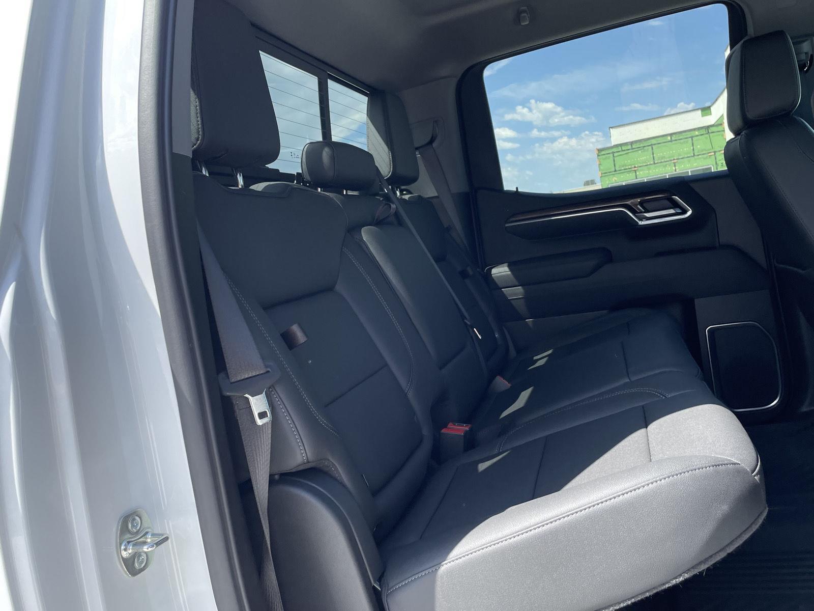 Vehicle photo 19